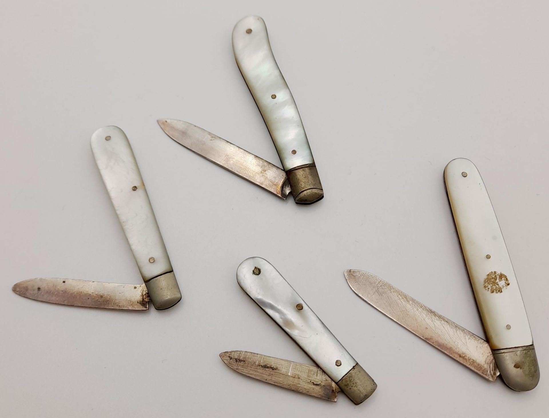 Four Vintage/Antique Mother of Pearl Fruit Knives. All fully UK hallmarked. 11cm longest knife, - Bild 2 aus 5