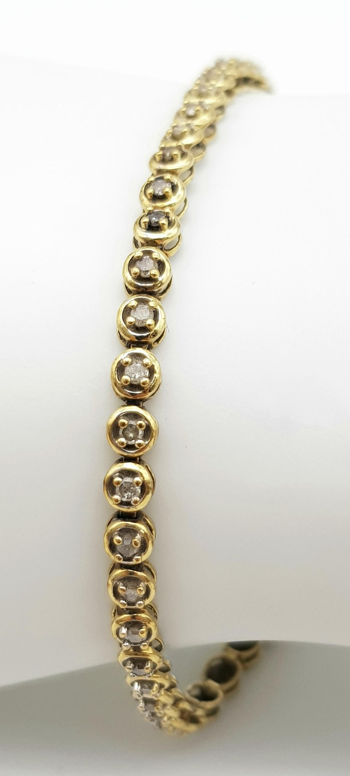 A Vintage 9K Yellow Gold Diamond Tennis Bracelet. 19cm. 5.8g total weight. - Bild 4 aus 7