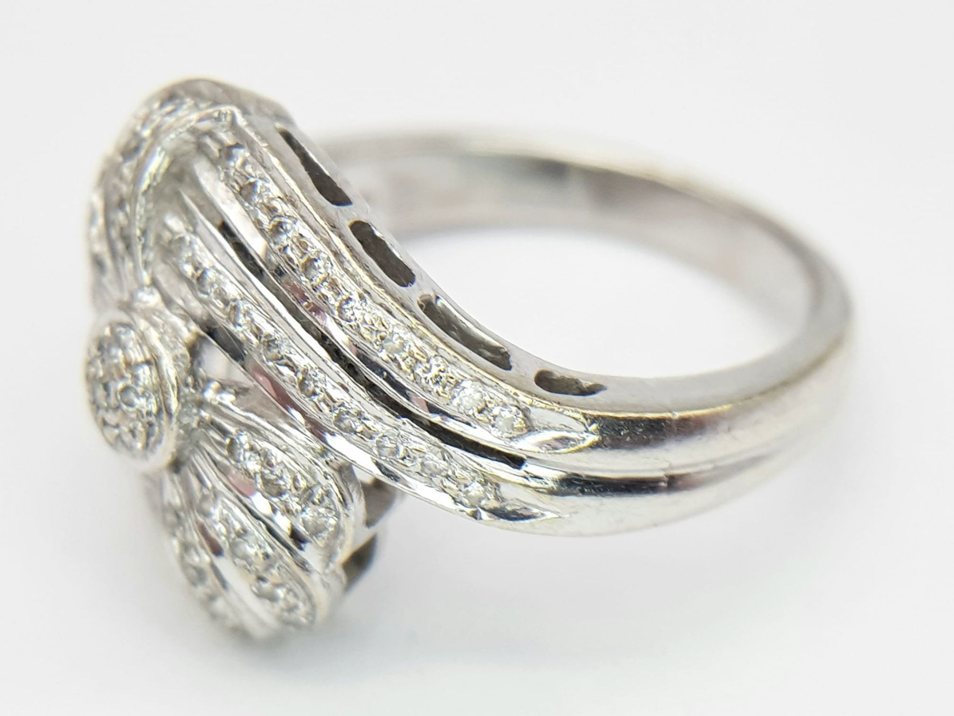 An 18K White Gold Diamond Fancy Crossover Ring. Two encrusted diamond crossover waves meet at the - Bild 2 aus 4