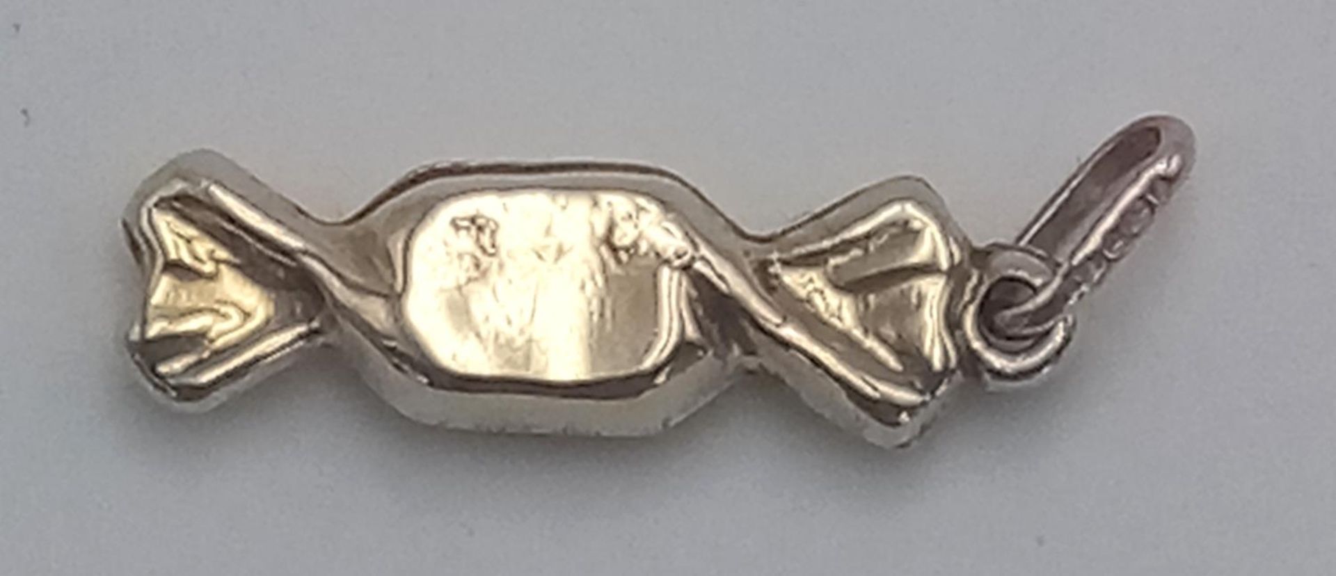A 9K YELLOW GOLD SWEET IN WRAPPER CHARM. 29mm length, 1.2g total weight. Ref: SC 9055