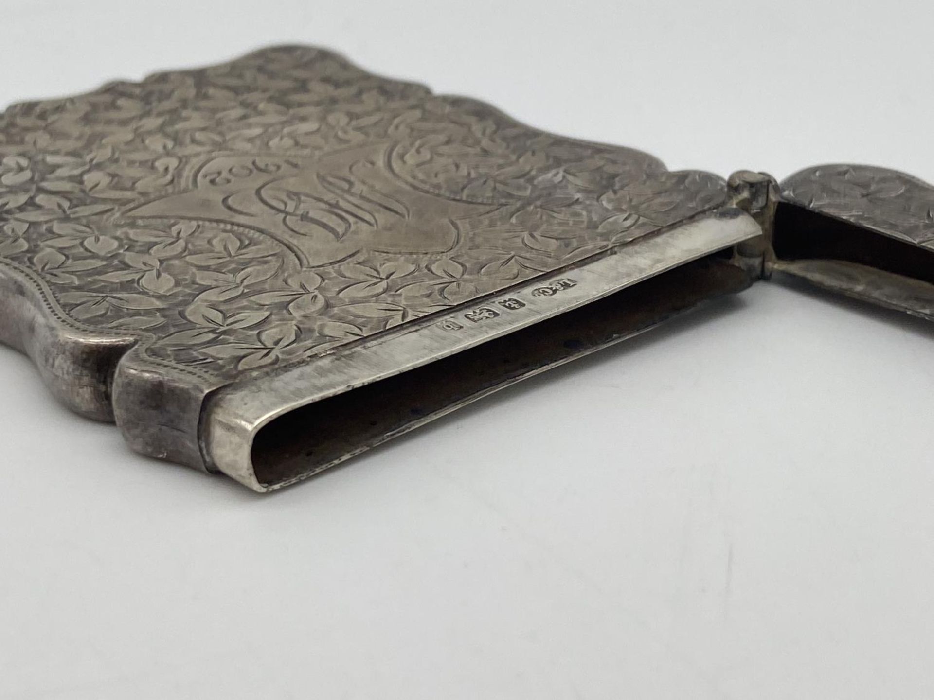An Edwardian Sterling Silver Card Case. Floral engraving with monogram cartouche. Birmingham - Bild 3 aus 5