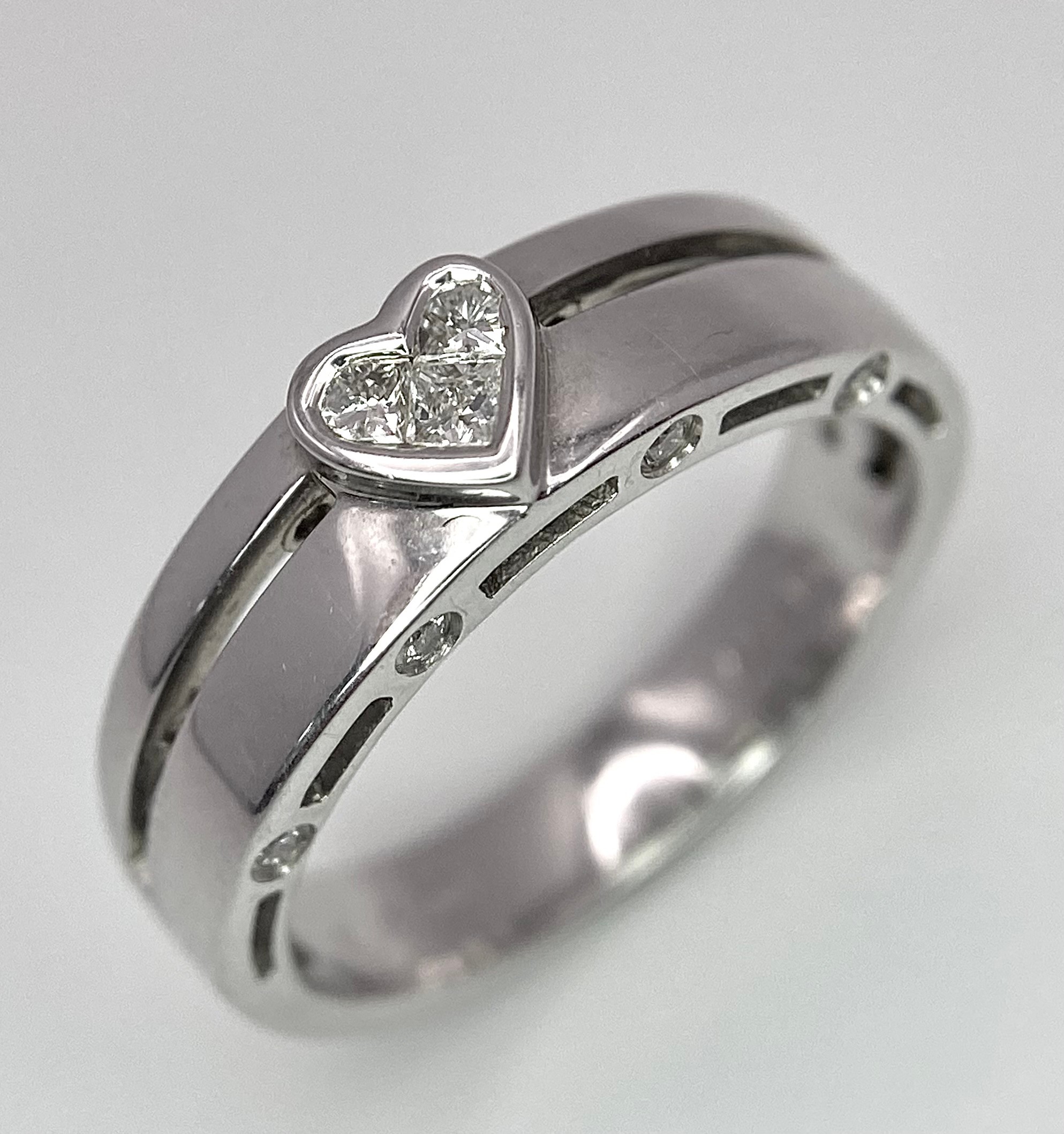 A 18K WHITE GOLD DIAMOND RING, DIAMONDS SET IN HEART SHAPE CENTRE AND DIAMONDS SET ON TWO SIDE 4. - Bild 3 aus 7