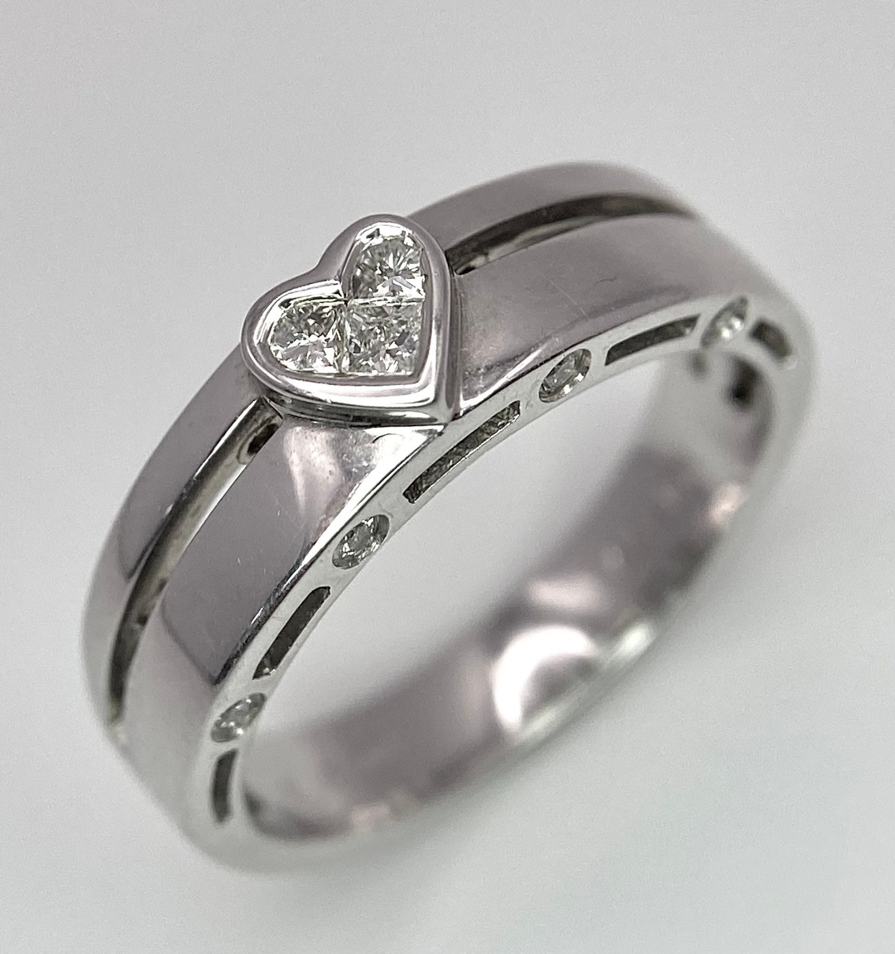 A 18K WHITE GOLD DIAMOND RING, DIAMONDS SET IN HEART SHAPE CENTRE AND DIAMONDS SET ON TWO SIDE 4. - Image 3 of 7