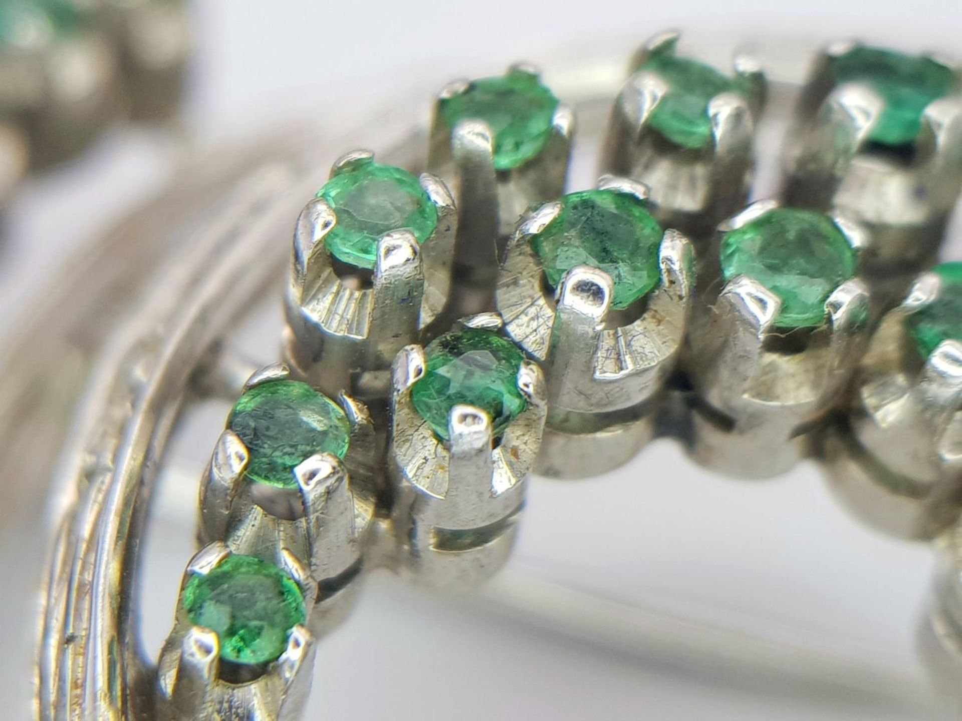 A Beautiful 18K White Gold Emerald and Diamond Swirling Brooch. 2ctw of round cut emeralds and - Image 4 of 8