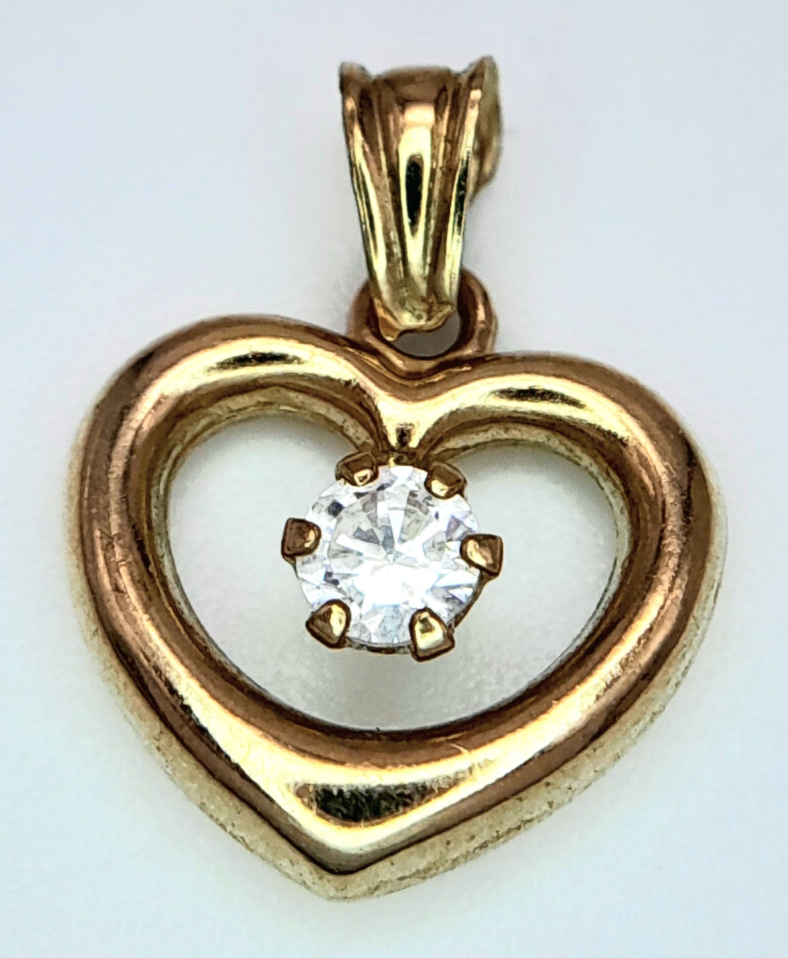 A 9K Yellow Gold White Stone Heart Pendant. 15mm. 0.45g