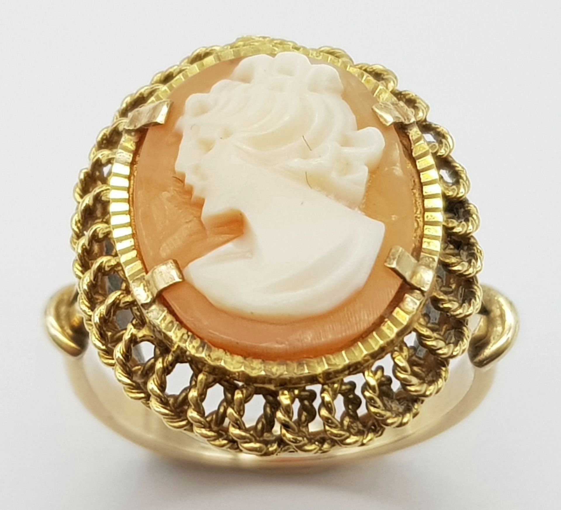 A Vintage 9K Yellow Gold Cameo Ring. Size P. 6.1g total weight. - Image 2 of 5