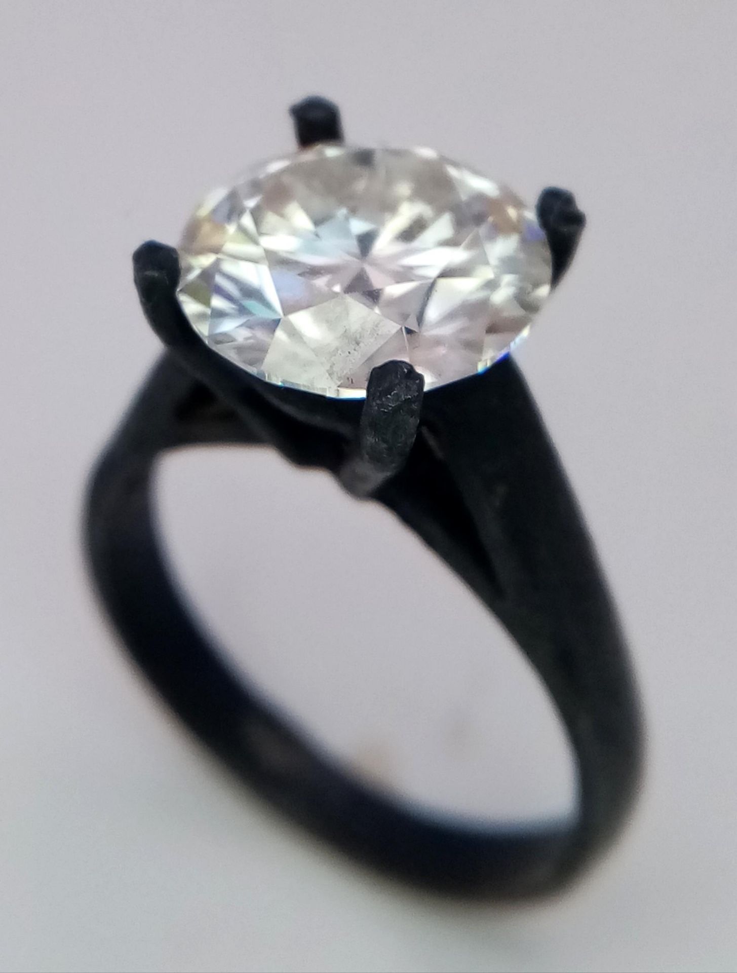 A 4ct Moissanite Solitaire Ring. Set in a matt black finish metal. Comes with a GRA certificate. - Bild 3 aus 6