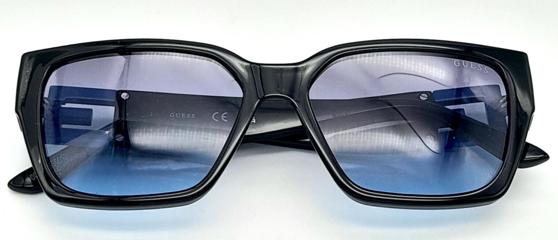 A Pair of Designer Guess Sunglasses. - Bild 2 aus 5