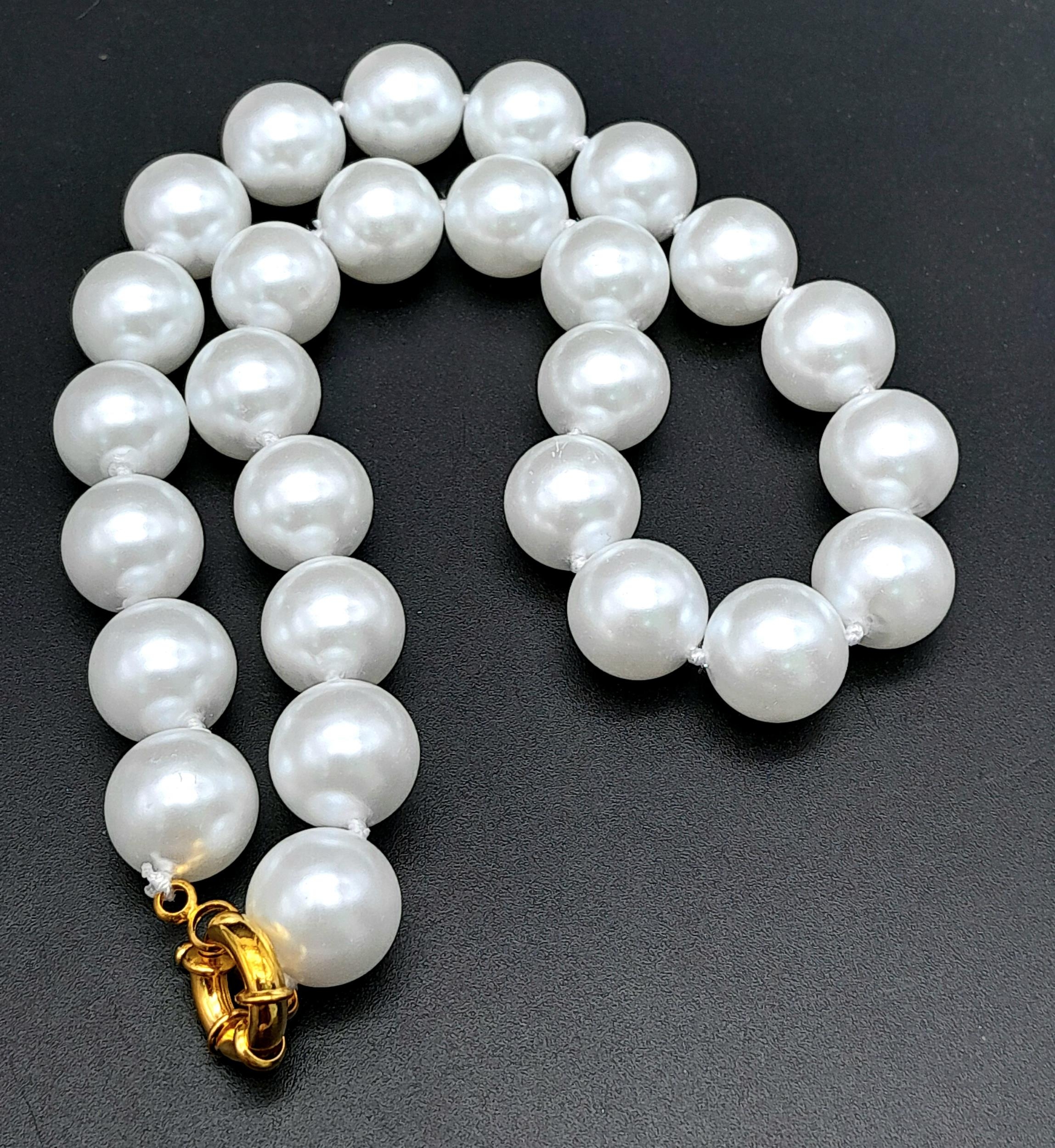 A Bright White South Sea Pearl Shell Bead Necklace. 14mm beads. 40cm. Gilded clasp. - Image 3 of 4