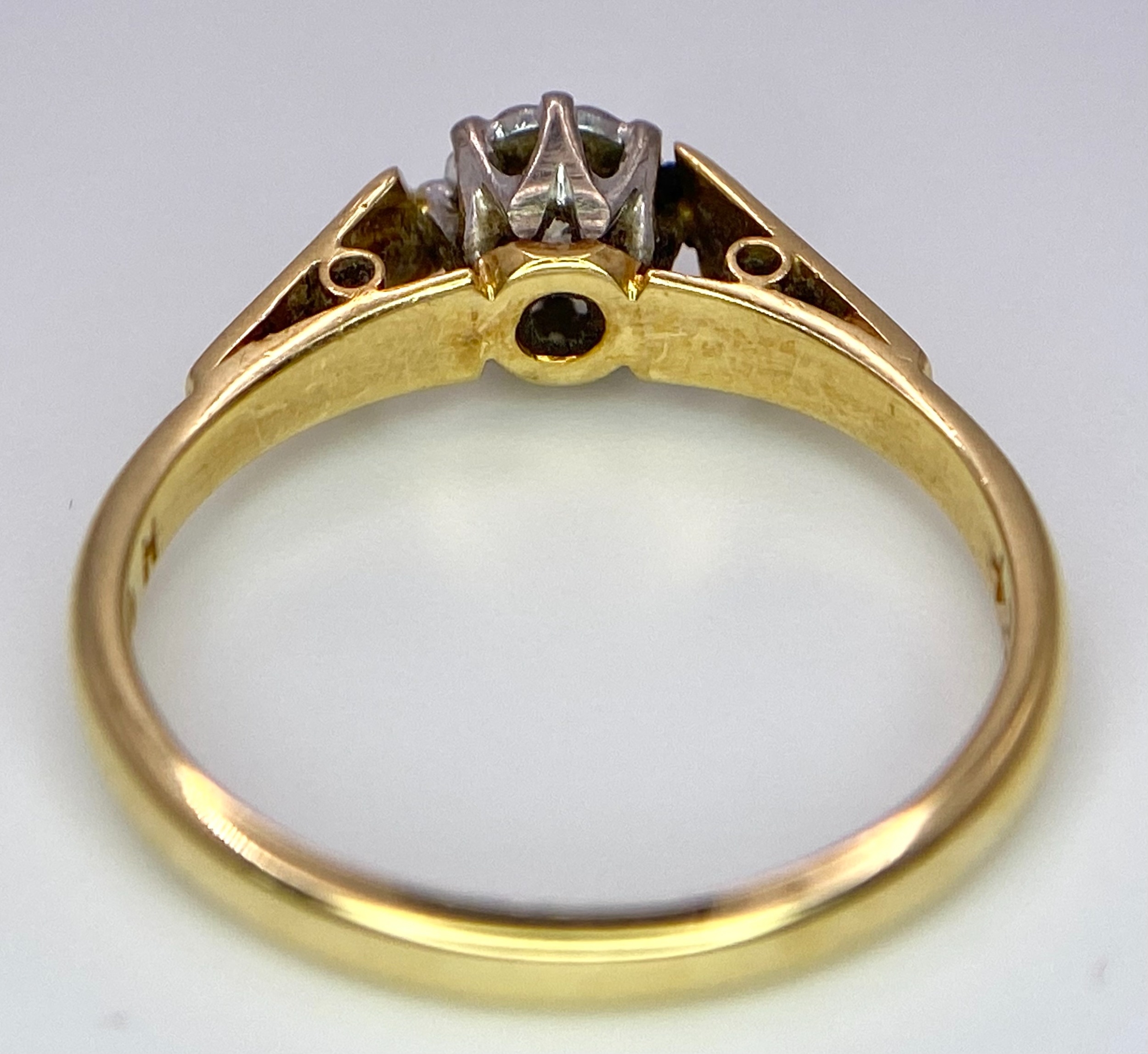 A VINTAGE 18K YELLOW GOLD DIAMOND SOLITAIRE RING. 0.15CT. 2.6G. SIZE L 1/2. - Image 4 of 6