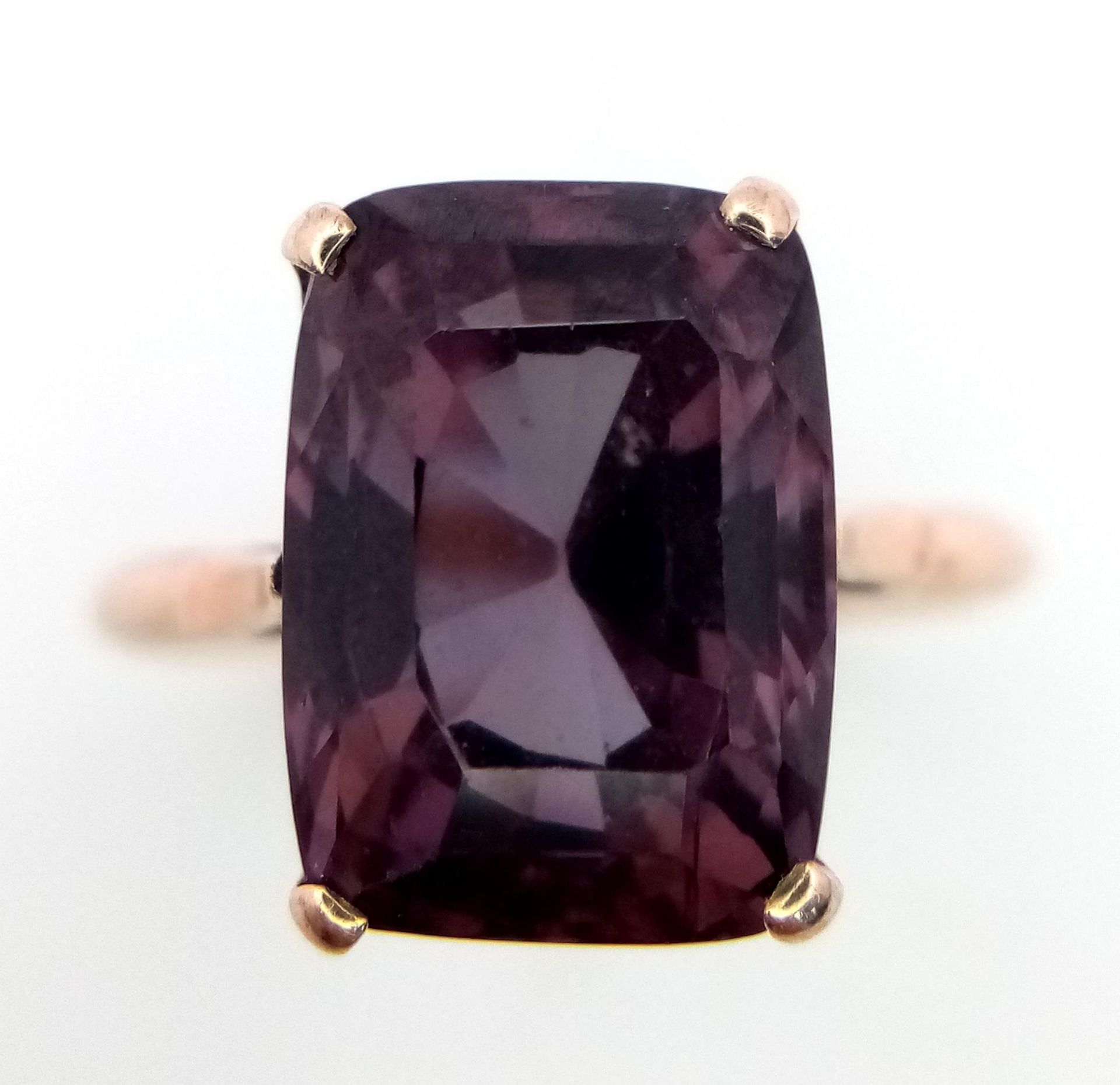 An Intriguing 9K Rose Gold Blue/Purple Gemstone Colour Change Ring. Size O. 4.1g total weight. - Image 2 of 5