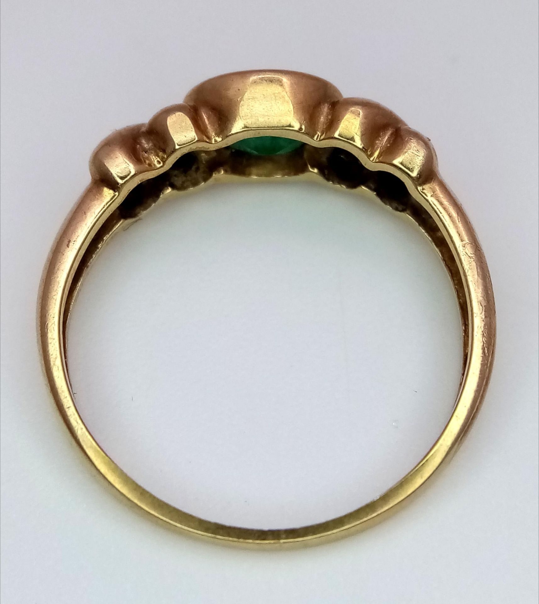 A Vintage 9K Yellow Gold and Emerald Ring. Size J. 2g total weight. - Bild 4 aus 6