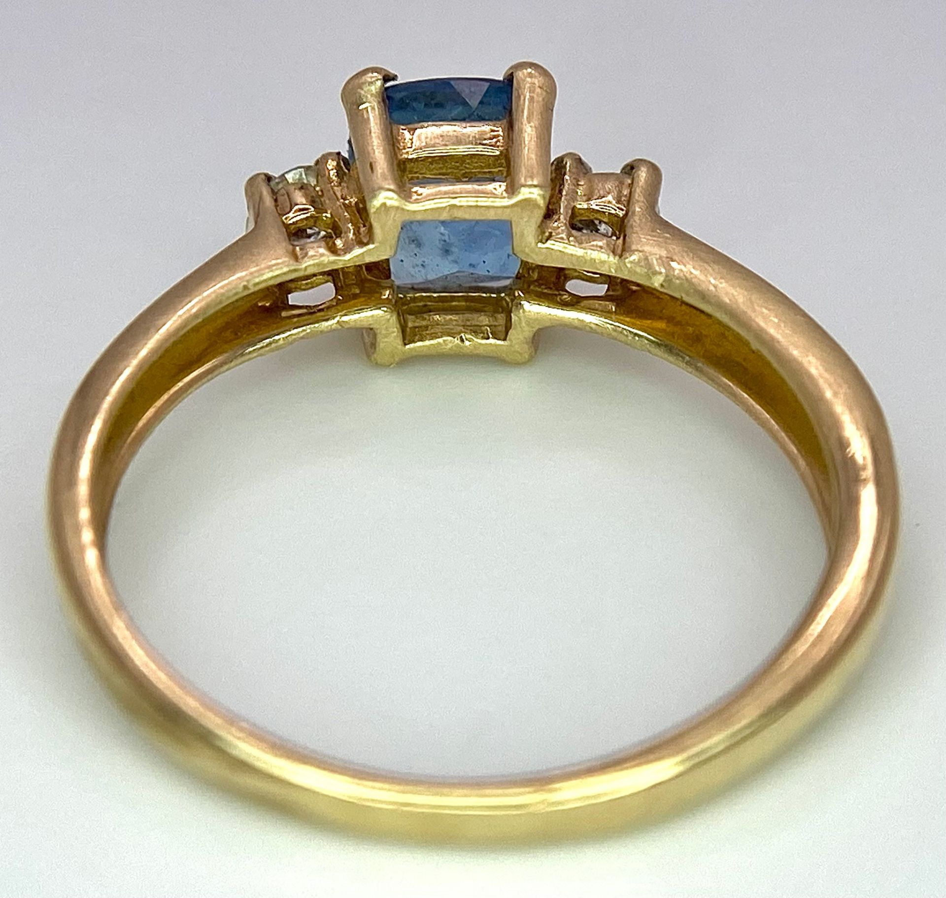 A 9K Yellow Gold Aquamarine and Diamond Ring. Size M, 2.14g total weight. - Bild 5 aus 7
