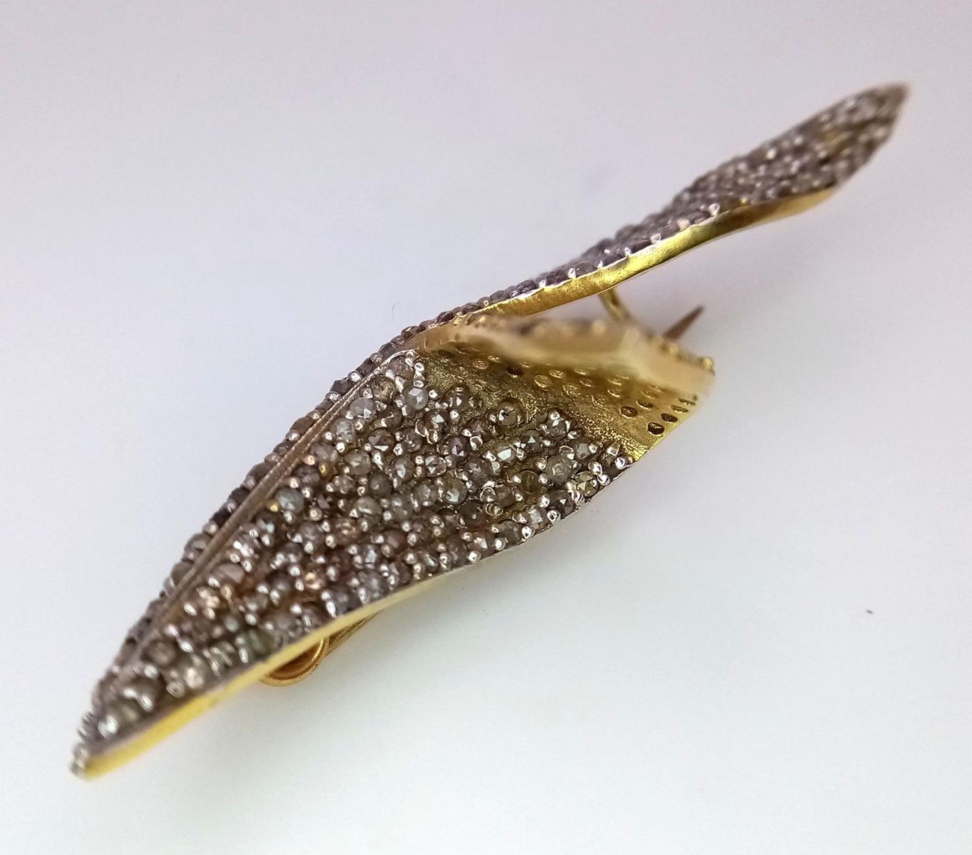 A Diamond Two Tone Leaf Cluster Brooch with 2ctw of Diamonds. Set in 925 Silver. 6g total weight. - Bild 3 aus 4