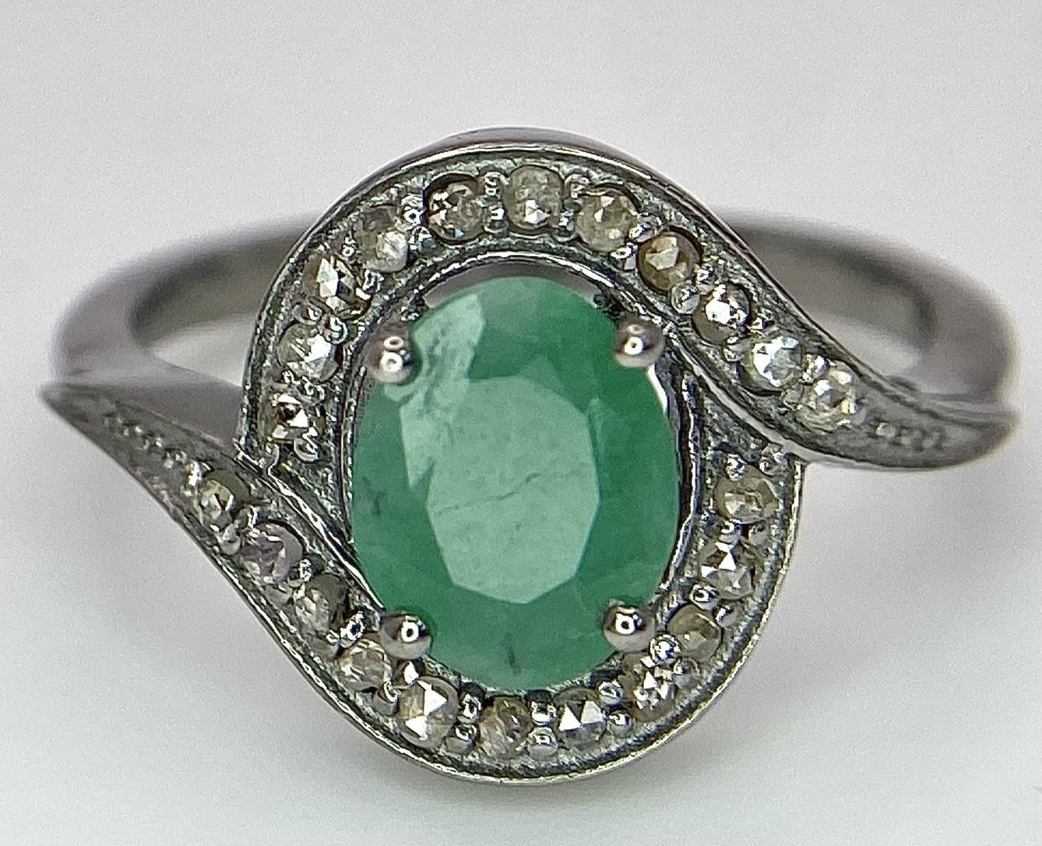 An Emerald Ring with a Rose Cut Diamond Surround. Set in 925 Sterling silver. Emerald - 0.70ct. - Bild 4 aus 7