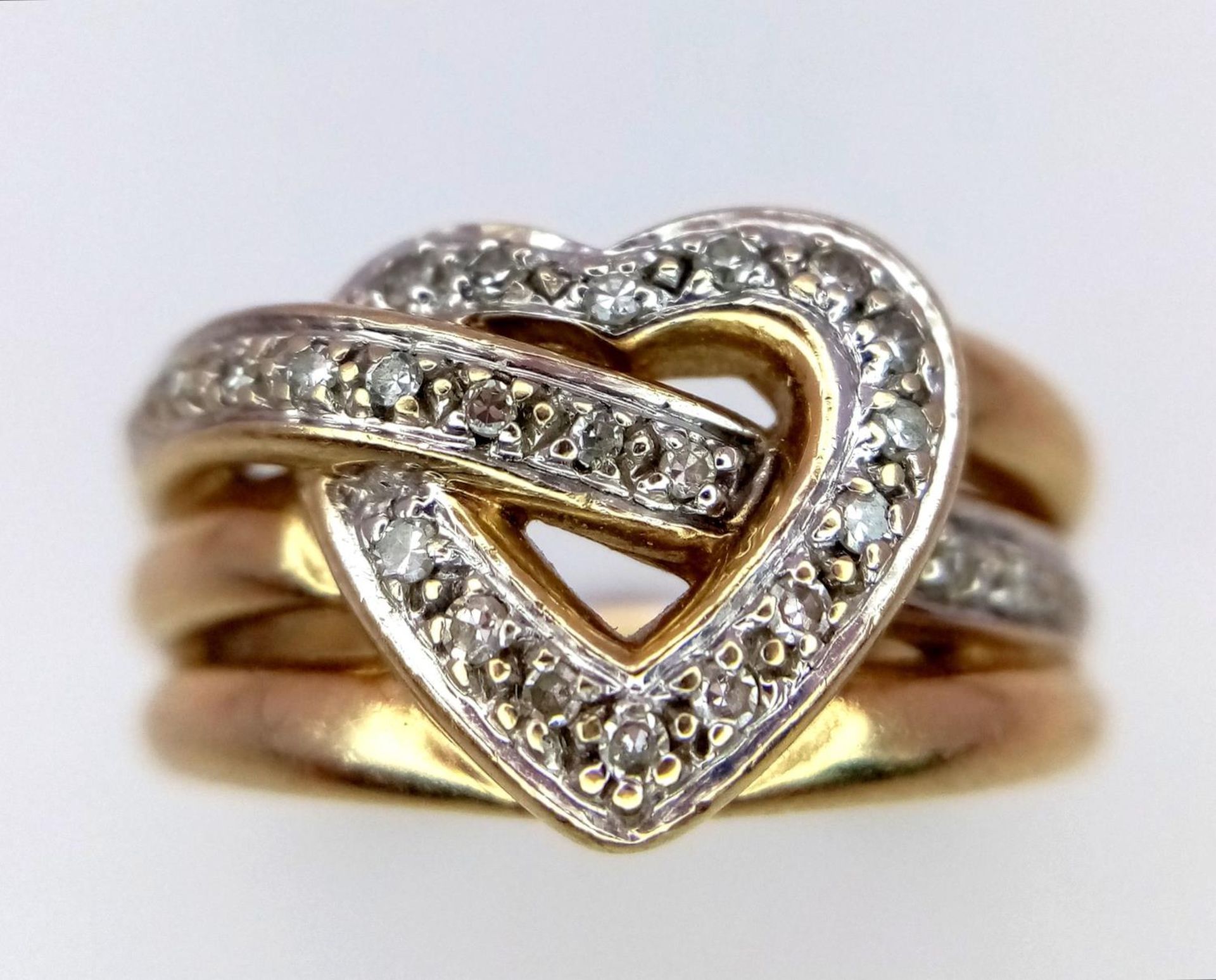 A 9K YELLOW GOLD DIAMOND SET HEART RING 5.6G SIZE M 1/2. SC 9096 - Bild 2 aus 5