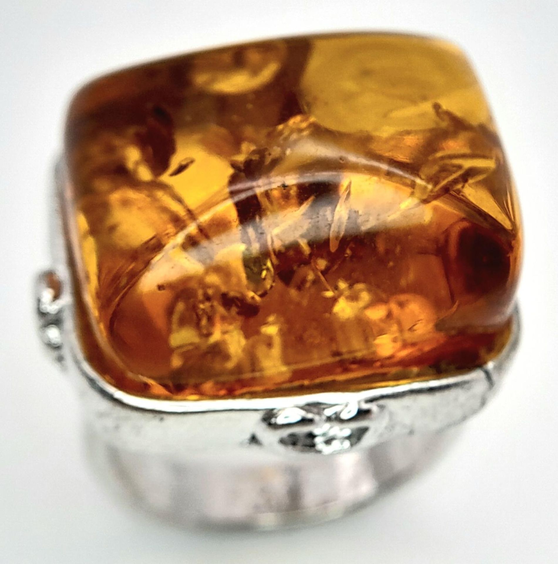 An Amber on White Metal Ring. Size S/T, 12g total weight. - Image 2 of 5