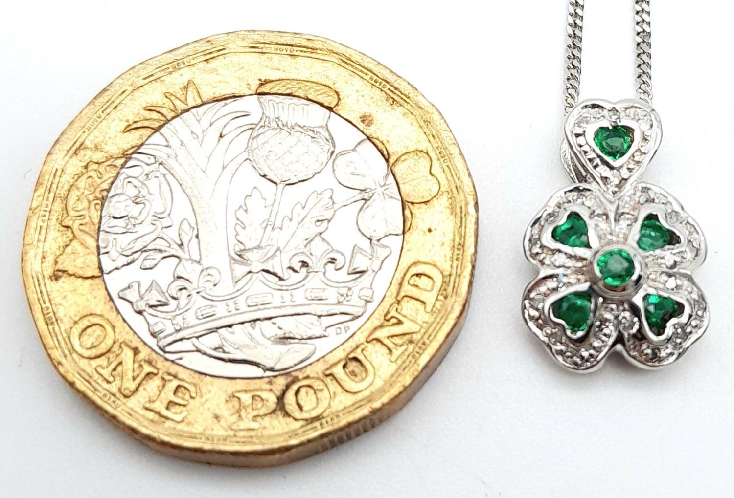 A 9K White Gold Emerald Clover Pendant on Necklace. Comes with presentation case. 1.4cm pendant, - Image 4 of 8