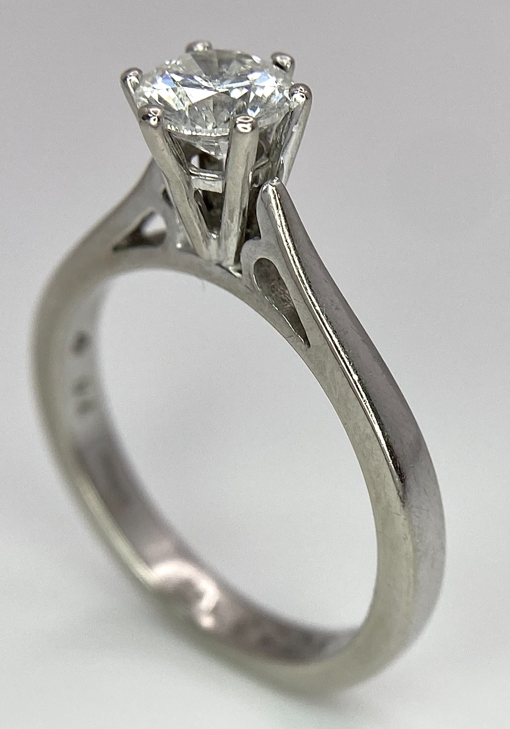 AN 18K WHITE GOLD DIAMOND SOLITAIRE RING - BRILLIANT ROUND CUT 0.70CT. 4.2G. SIZE M - Image 5 of 9