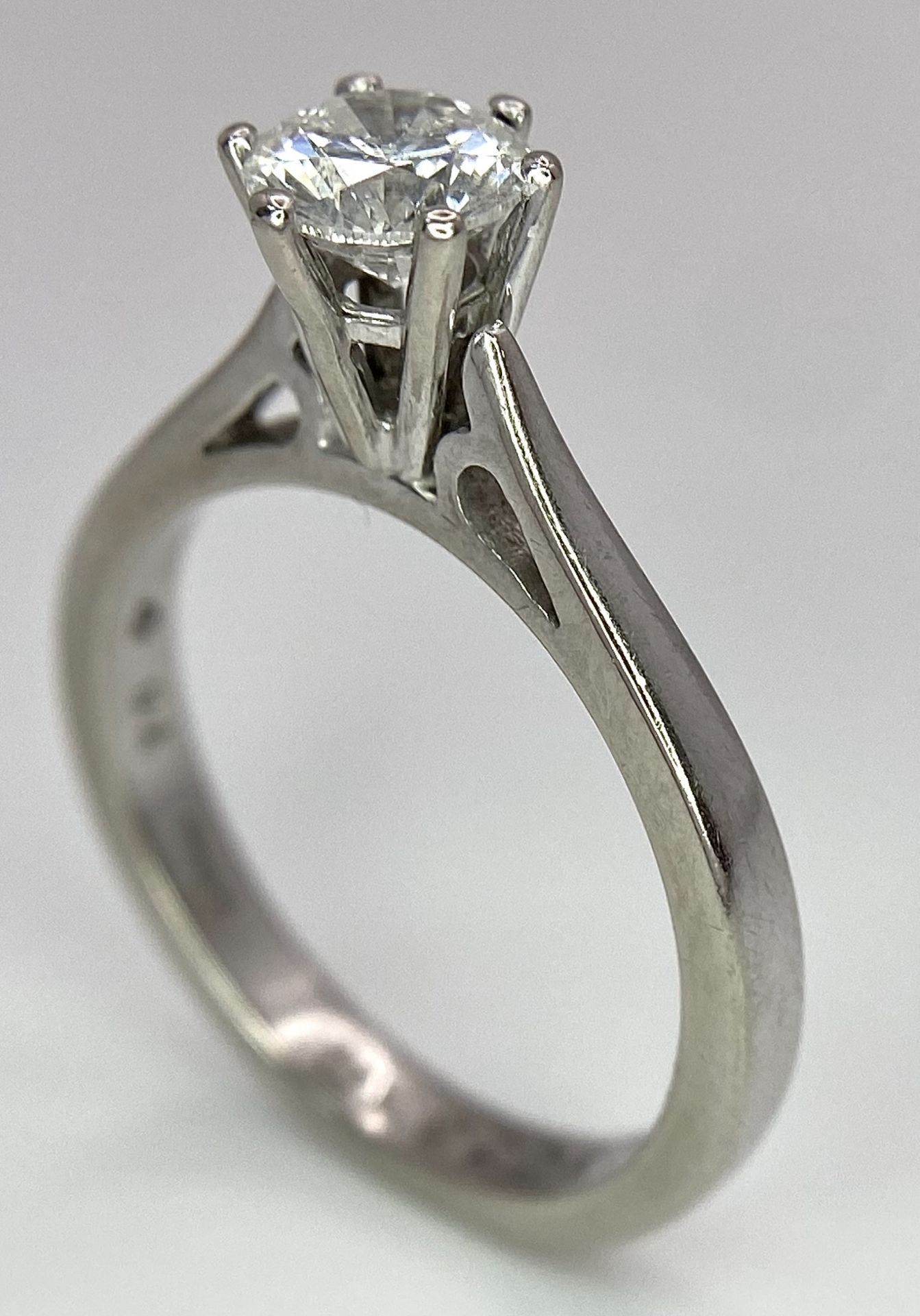 AN 18K WHITE GOLD DIAMOND SOLITAIRE RING - BRILLIANT ROUND CUT 0.70CT. 4.2G. SIZE M - Bild 5 aus 9