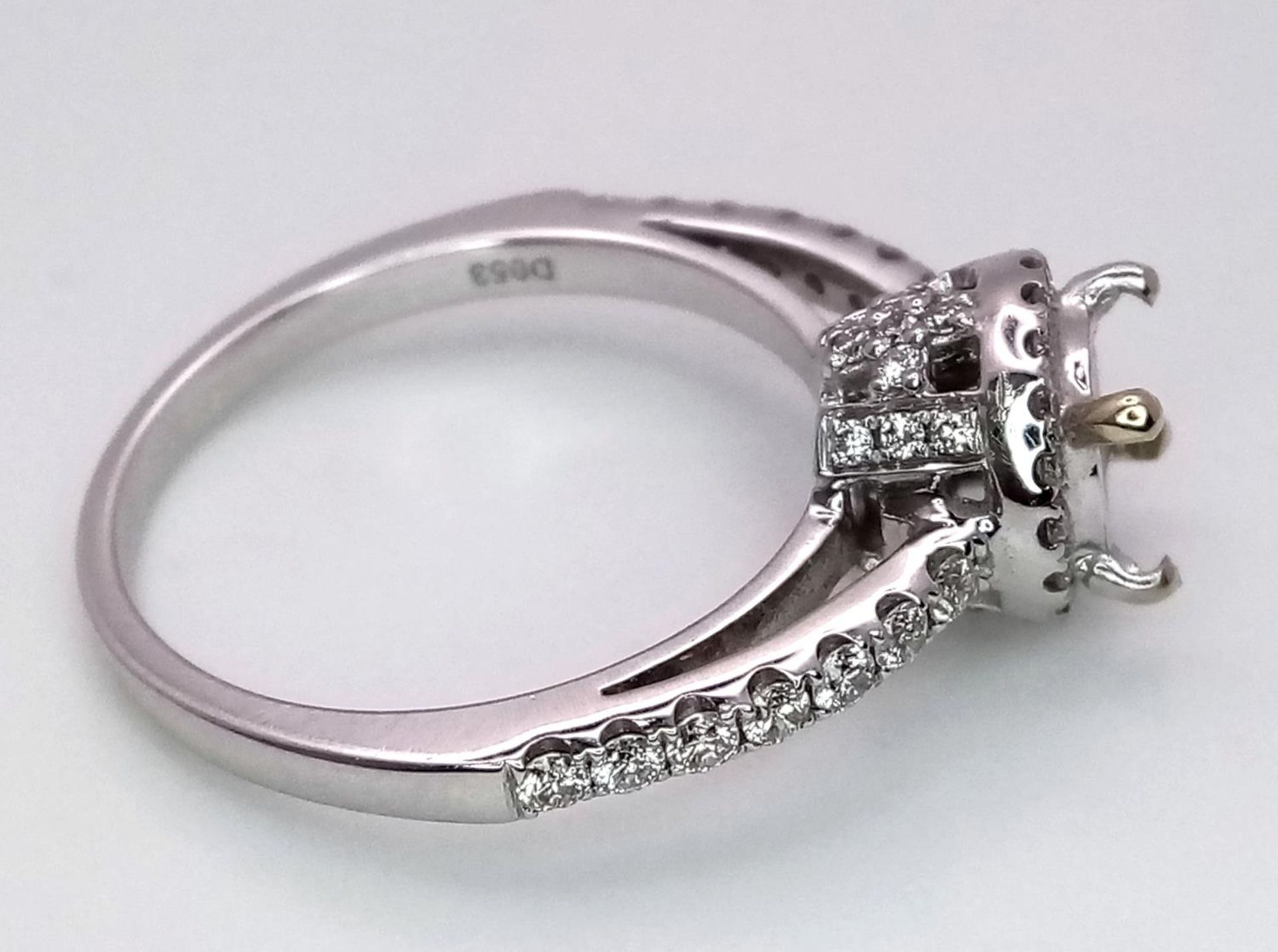 AN 18K WHITE GOLD DIAMOND HALO SOLITAIRE RING MOUNT WITH DIAMOND SET SHOULDERS. Ready to set your - Bild 6 aus 8