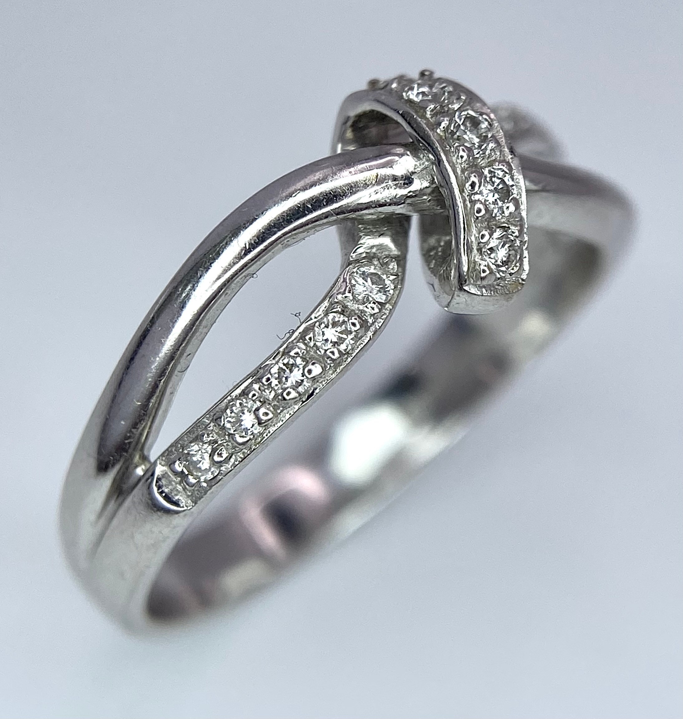 A 18K WHITE GOLD FANCY DIAMOND SET KNOT RING 3.8G SIZE N BL 9006 - Image 2 of 7