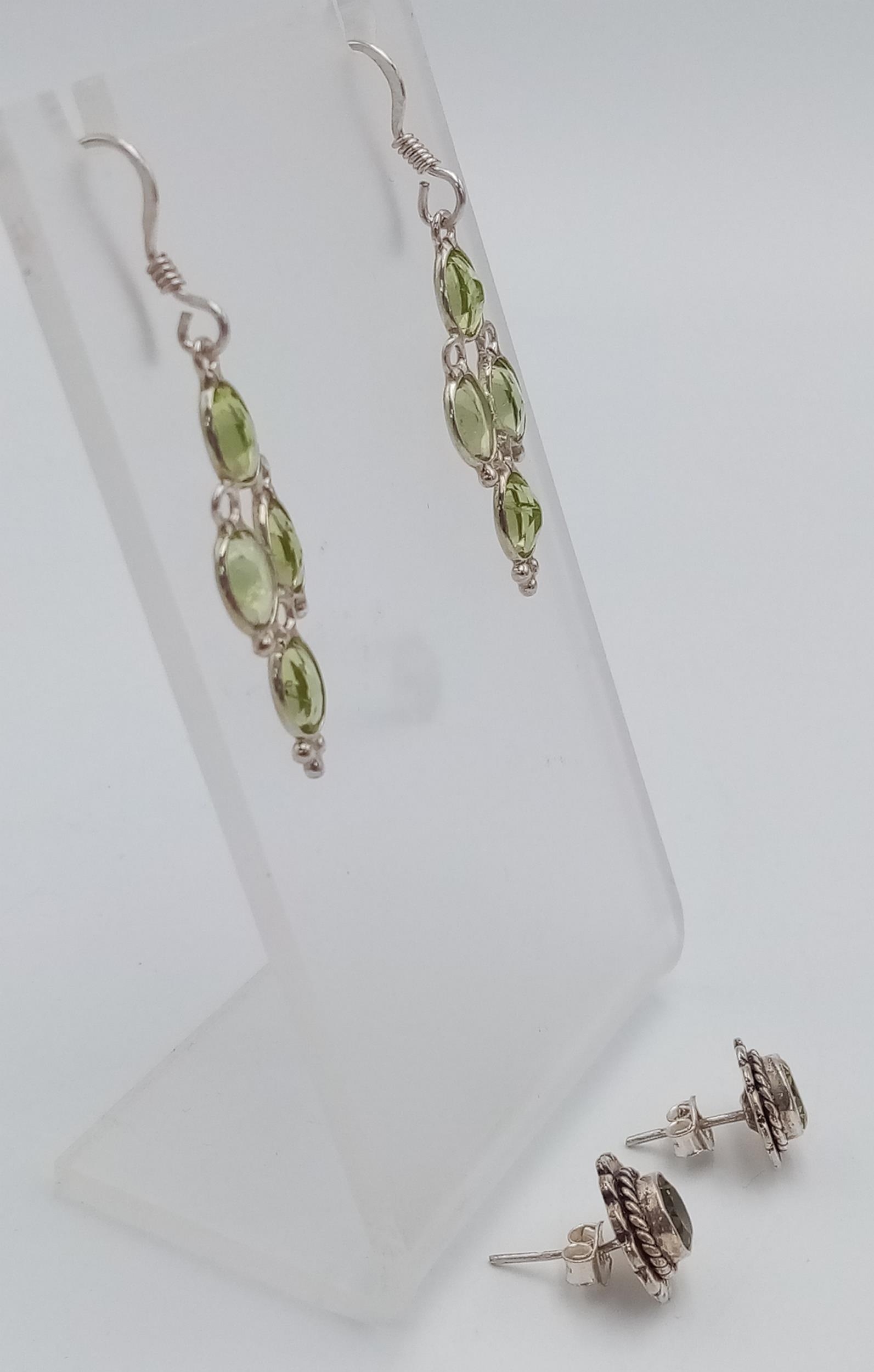 Two Pairs of Sterling Silver Peridot Set Earrings Comprising 1) A Pair of Oval Cut 4 Stone Dangle - Image 2 of 5