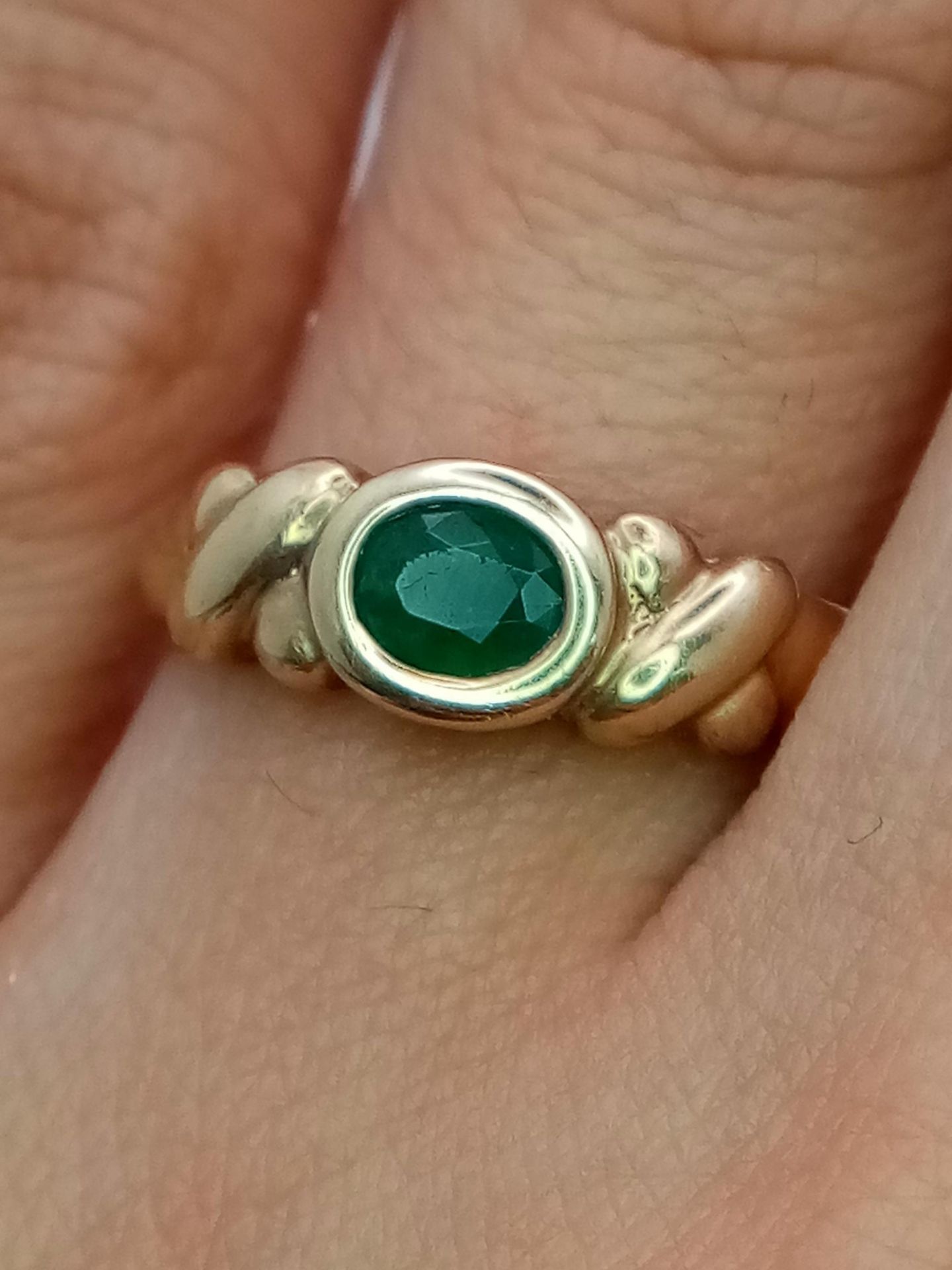 A Vintage 9K Yellow Gold and Emerald Ring. Size J. 2g total weight. - Bild 5 aus 6