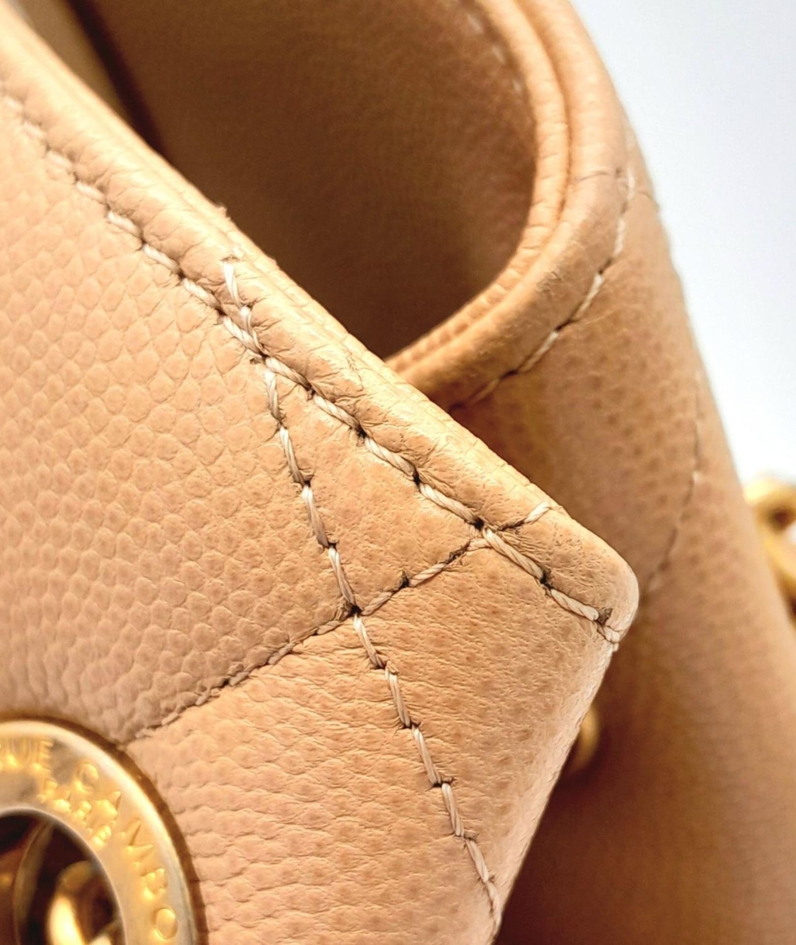 A Chanel Two-Way Chain Shoulder Bag. Beige caviar leather. Gold tone hardware. Spacious interior - Image 5 of 9