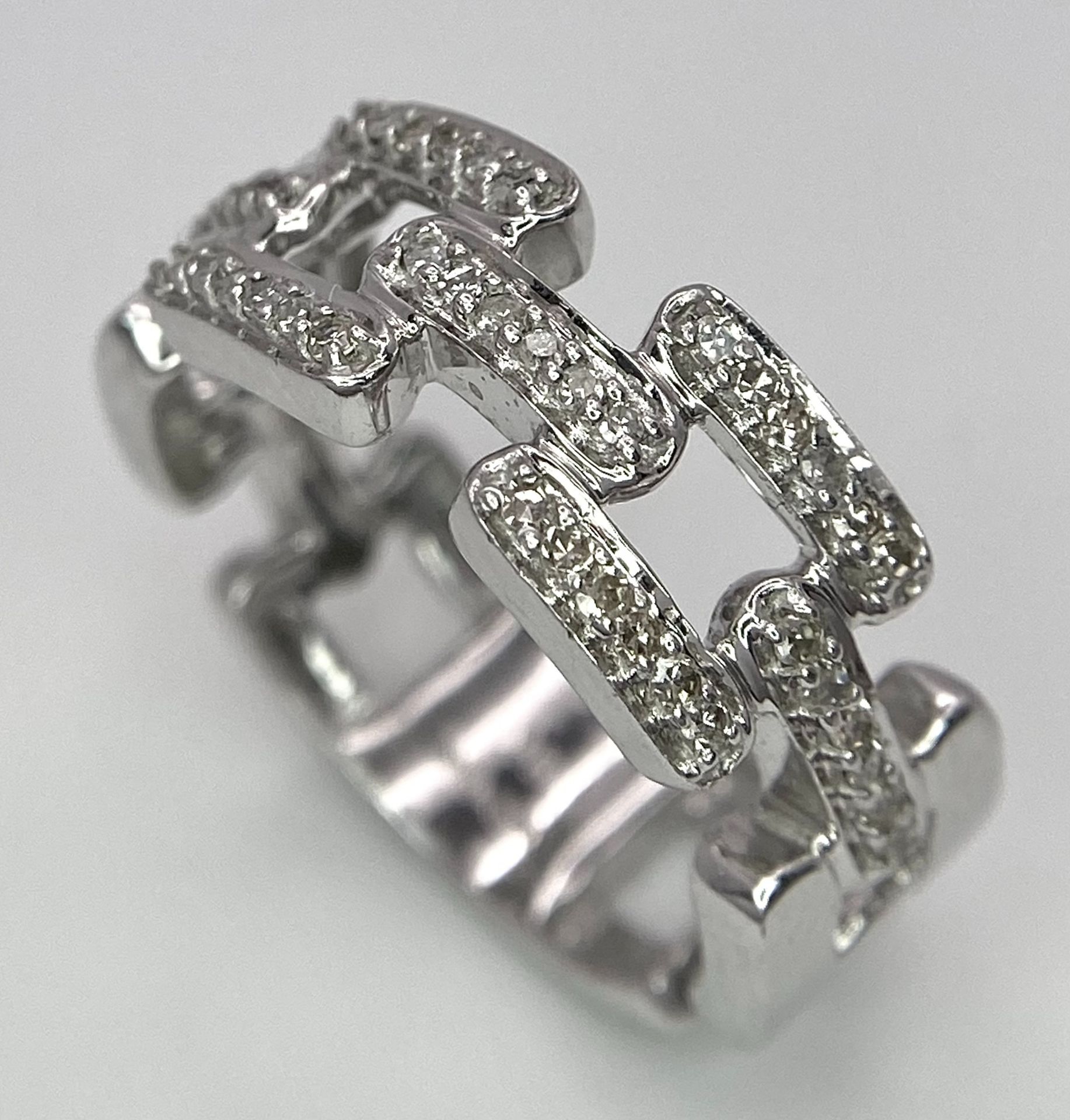 A 9K WHITE GOLD DIAMOND SET LINK RING. 0.25ctw, Size N, 4.7g total weight. Ref: SC 8003 - Bild 5 aus 6