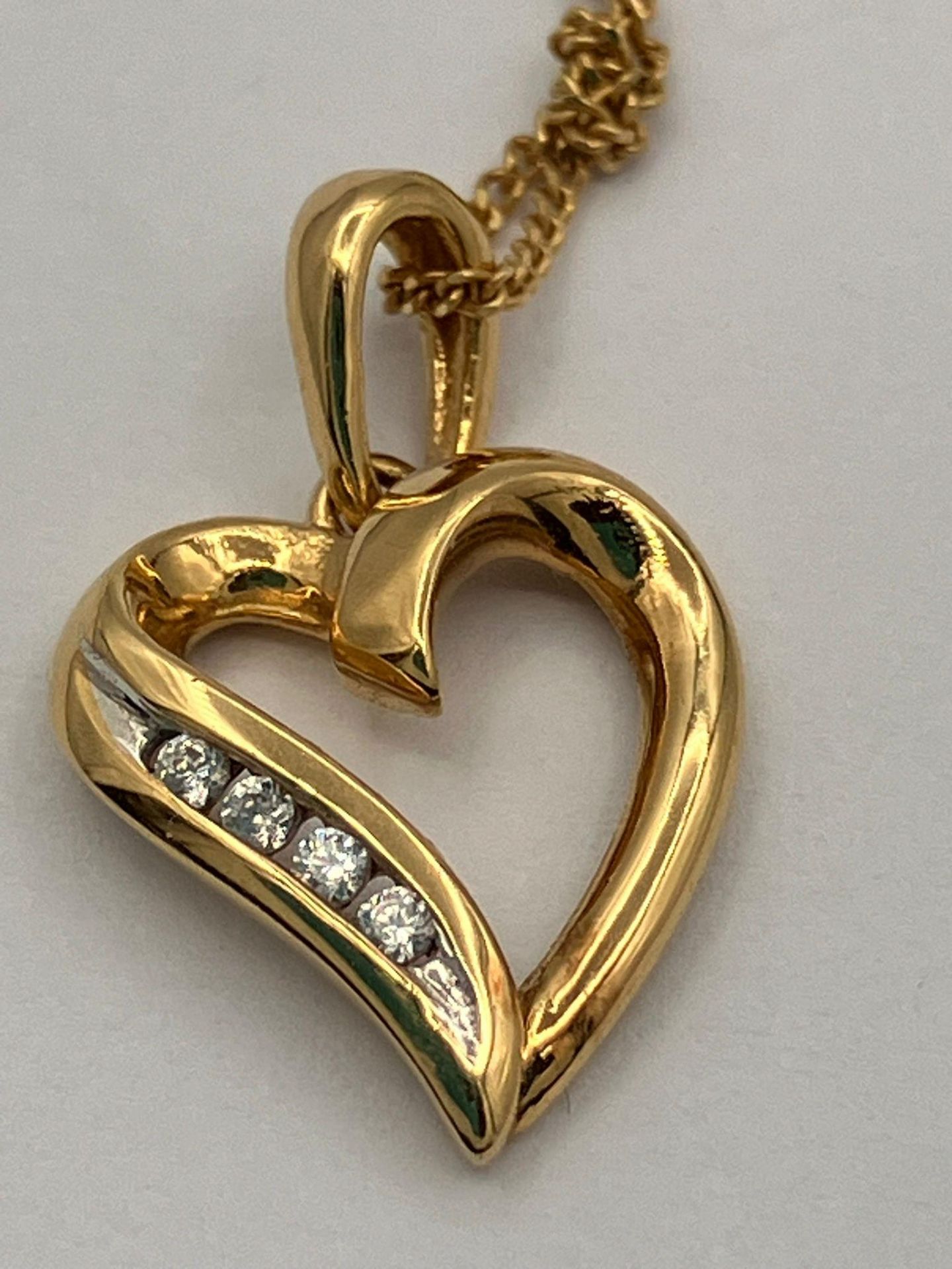 9 carat GOLD HEART PENDANT amounted on a 9 carat Fine GOLD CHAIN NECKLACE. 1.4 grams. Pendant 1.6 cm