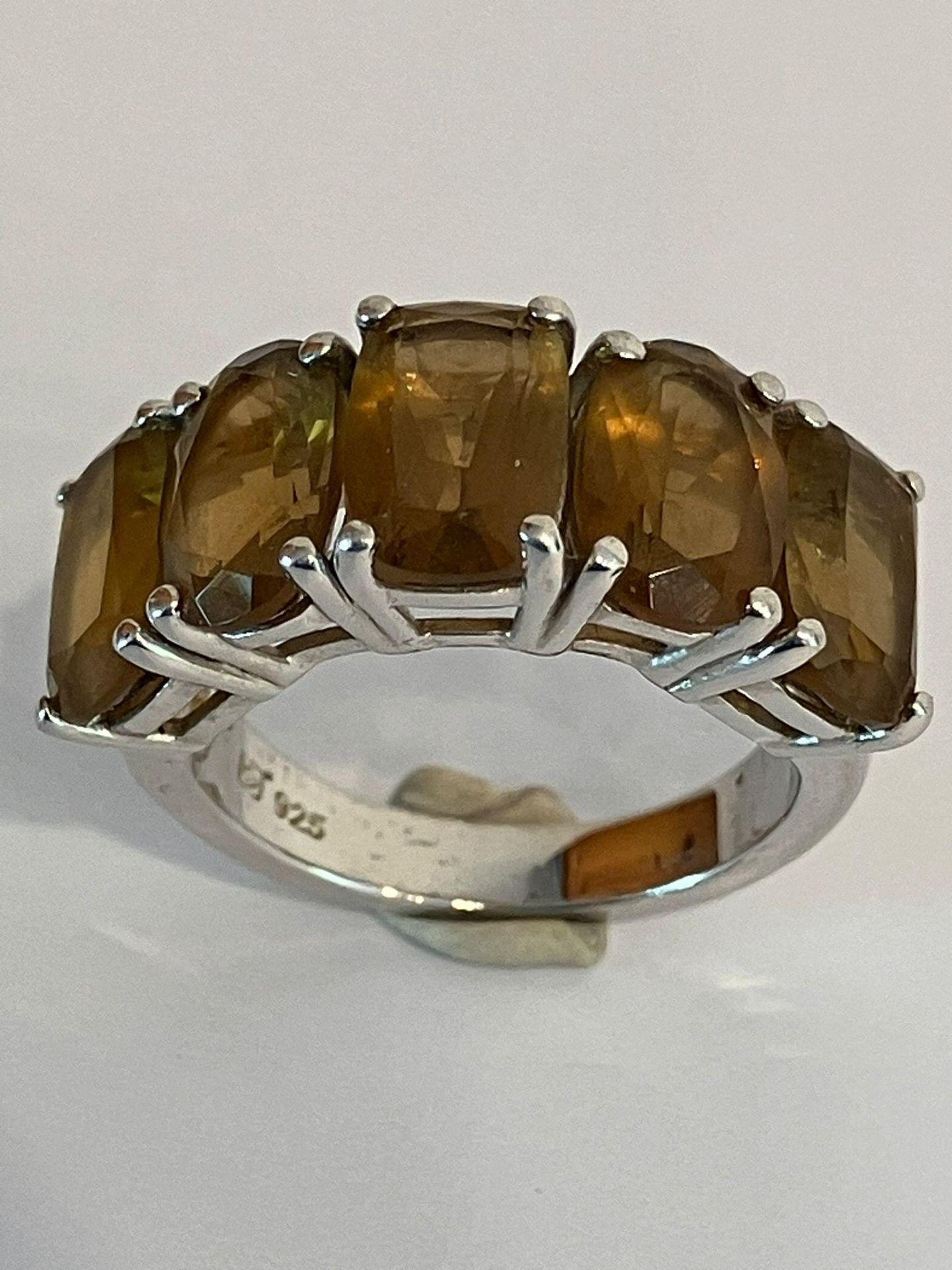 Impressive SILVER and SMOKY QUARTZ RING. Having 5 x Emerald and oval cut gemstones set to top and