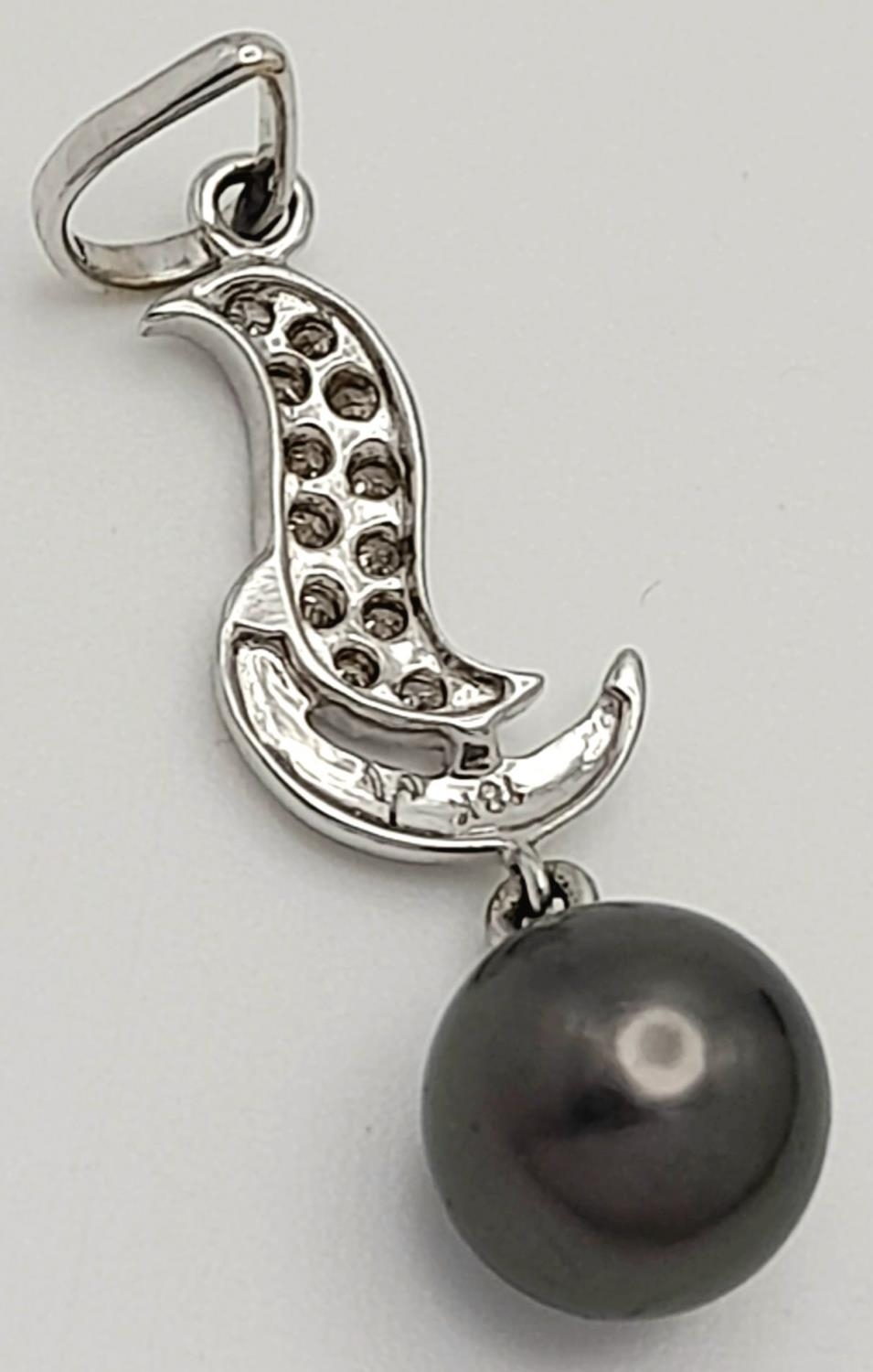 A 18K WHITE GOLD BLACK PEARL & DIAMOND PENDANT 2.1G , 35mm x 10mm. M 5 - Image 2 of 4