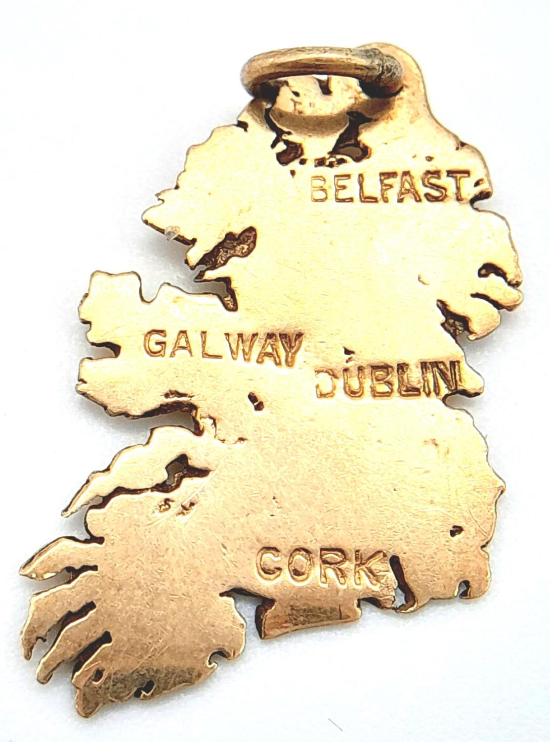 A 9K YELLOW GOLD PENDANT IN THE SHAPE OF IRELAND ENGRAVED DUBLIN, BELFAST, GALWAY & CORK 1.5G , 25mm