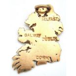 A 9K YELLOW GOLD PENDANT IN THE SHAPE OF IRELAND ENGRAVED DUBLIN, BELFAST, GALWAY & CORK 1.5G , 25mm