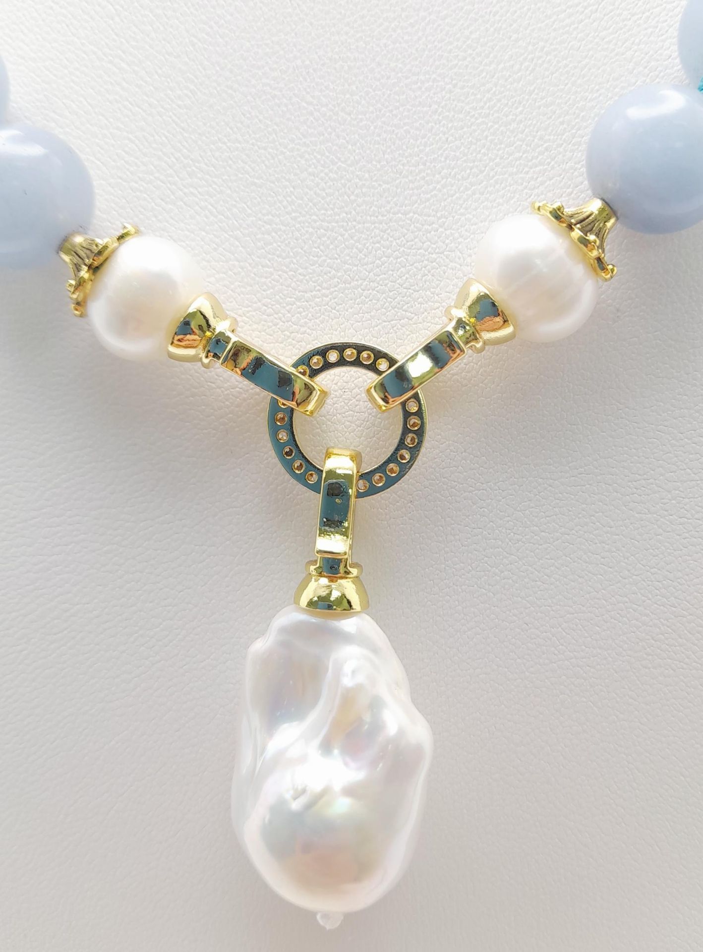 A Blue Aquamarine Beaded Necklace with a Hanging Keisha Baroque Pearl Pendant. Gilded clasp. White - Image 4 of 5