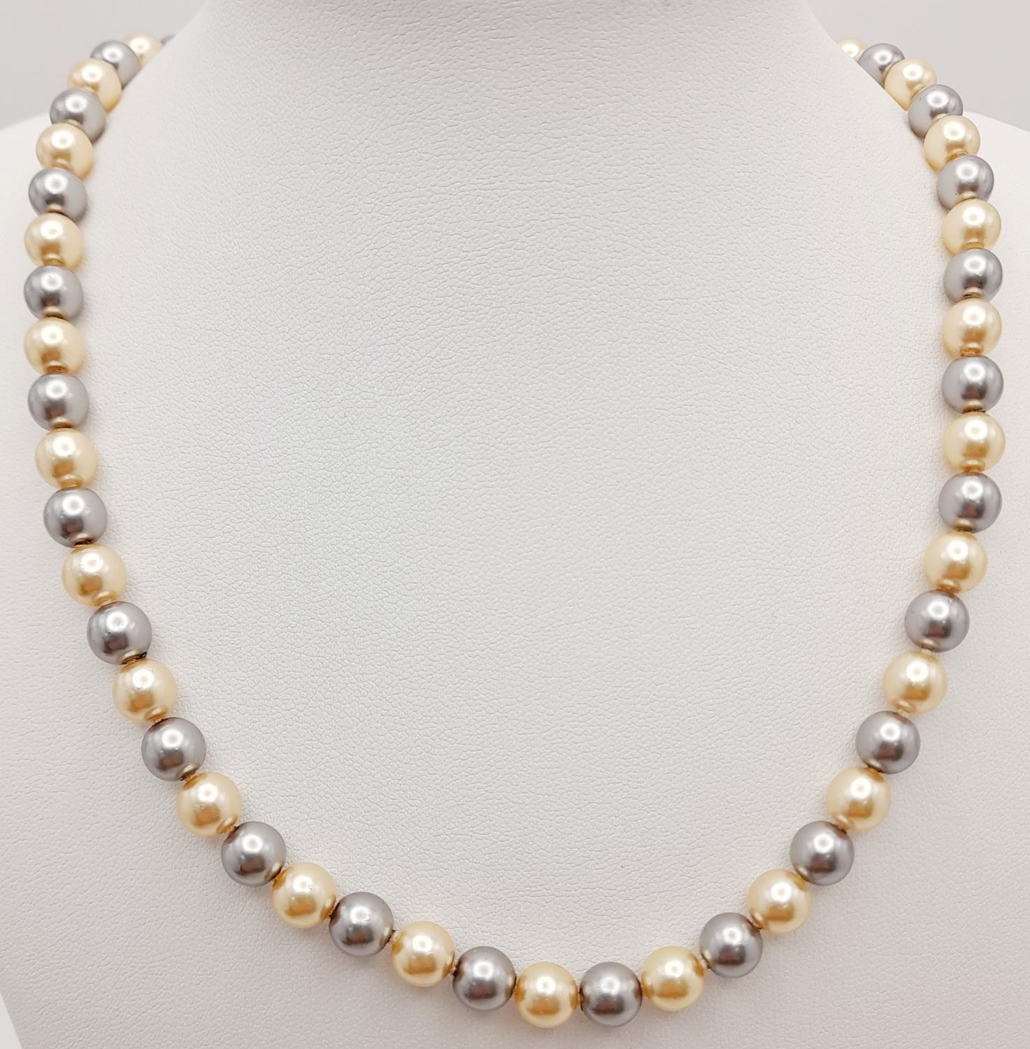 A truly elegant, 14 K yellow gold plated, Mallorca pearl necklace, with alternating metallic grey