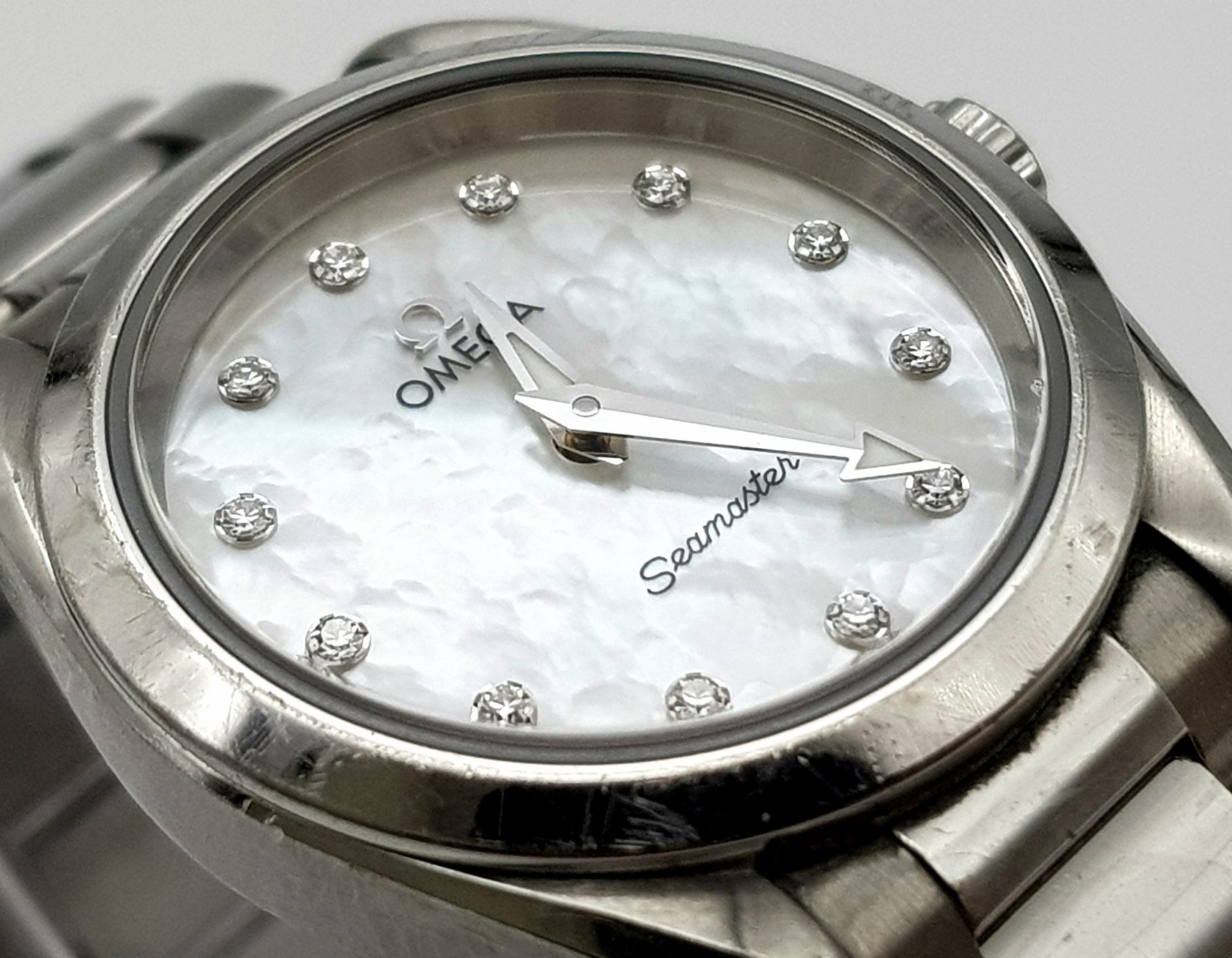 A STUNNING OMEGA "SEAMASTER" LADIES WATCH IN STAINLESS STEEL WITH MOTHER OF PEARL DIAL AND DIAMOND - Bild 5 aus 8