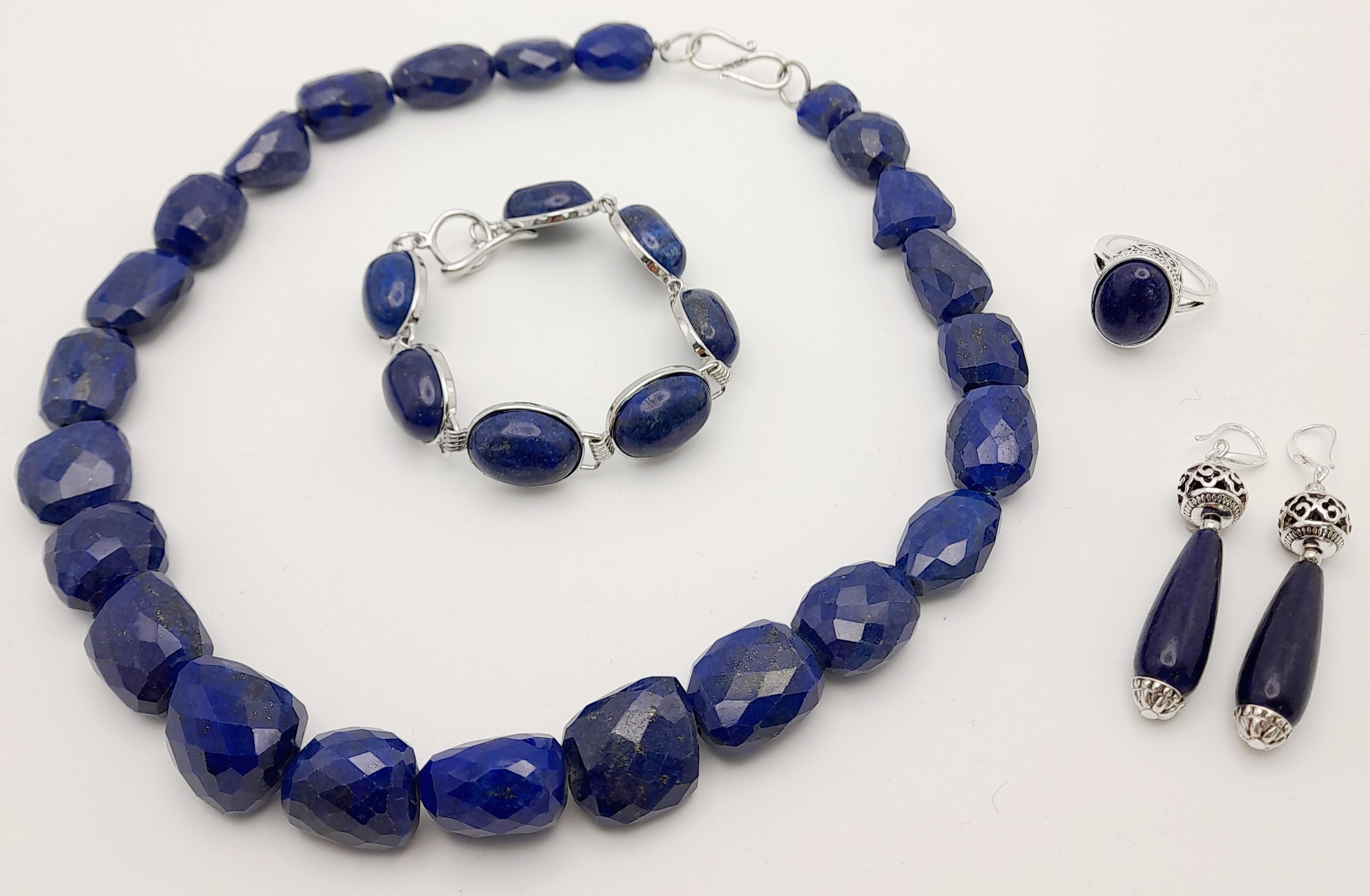 A Lapis Lazuli Jewellery Suite. Includes: necklace, earrings, bracelet and ring - size S.