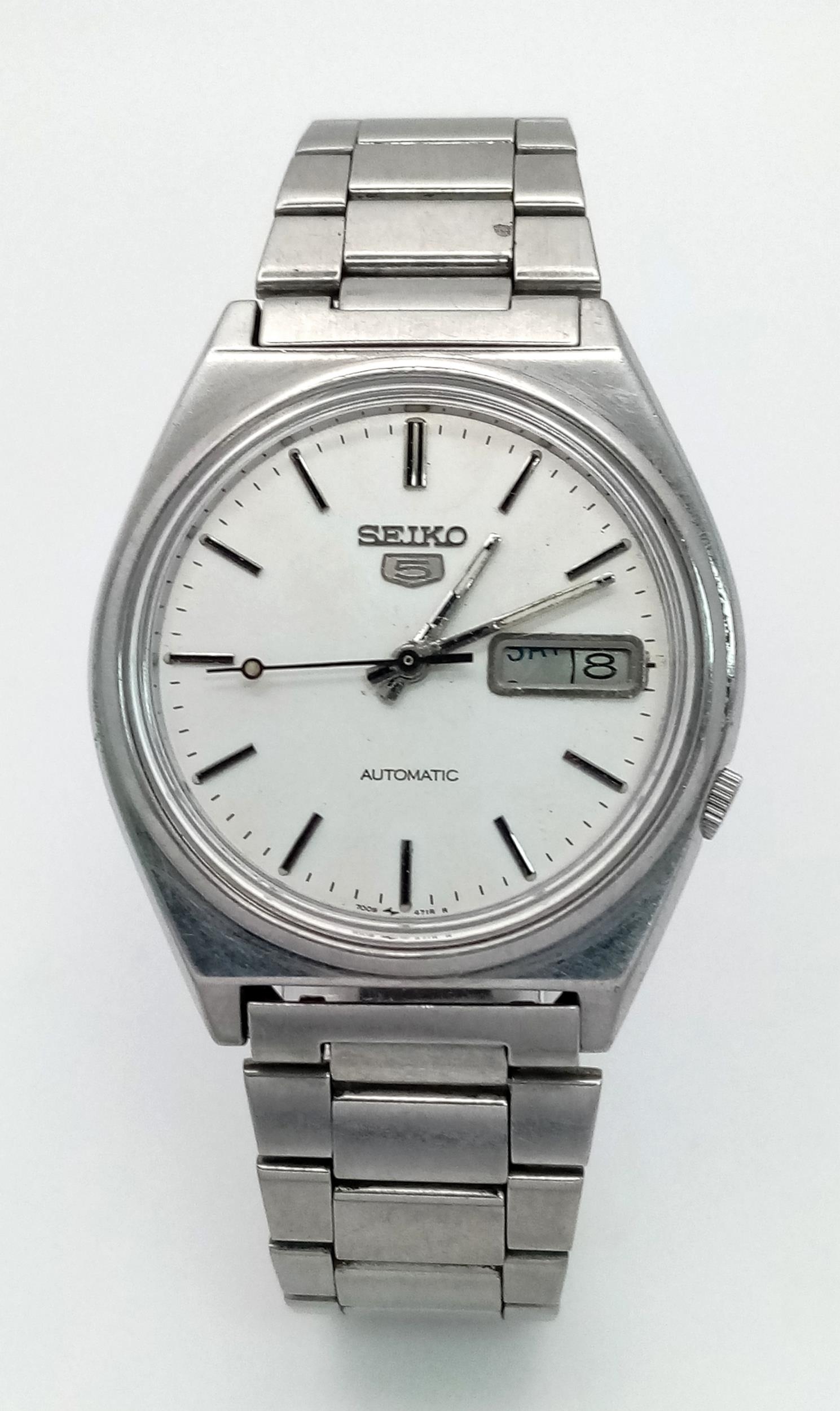 A Vintage Seiko 5 Automatic Gents Watch. Stainless steel bracelet and case - 37mm. Silver tone - Image 2 of 7