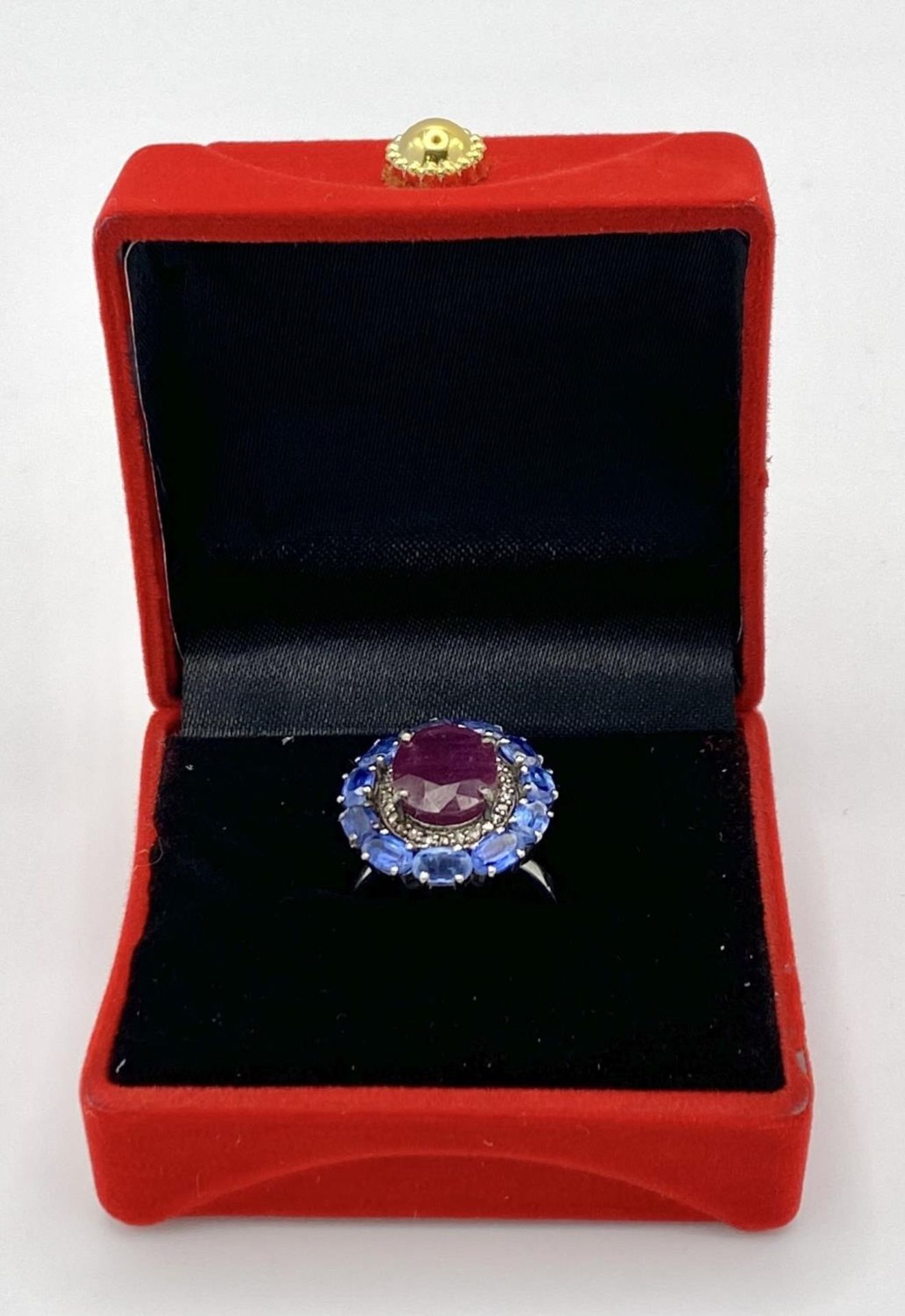 A 5.65ct Ruby Dress Ring with Halo of 0.40ctw of Diamonds and 3.70ct of Kyanite Stones. Set in 925 - Bild 7 aus 7