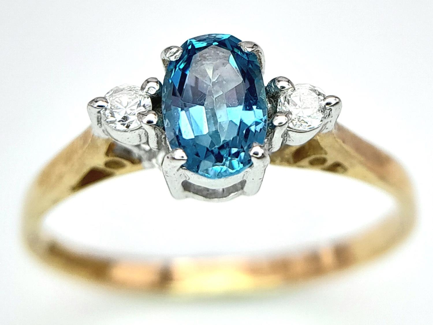 A 9K YELLOW GOLD DIAMOND & BLUE TOPAZ 3 STONE RING 1.4G SIZE M. ref: SPAS 9012 - Image 3 of 5