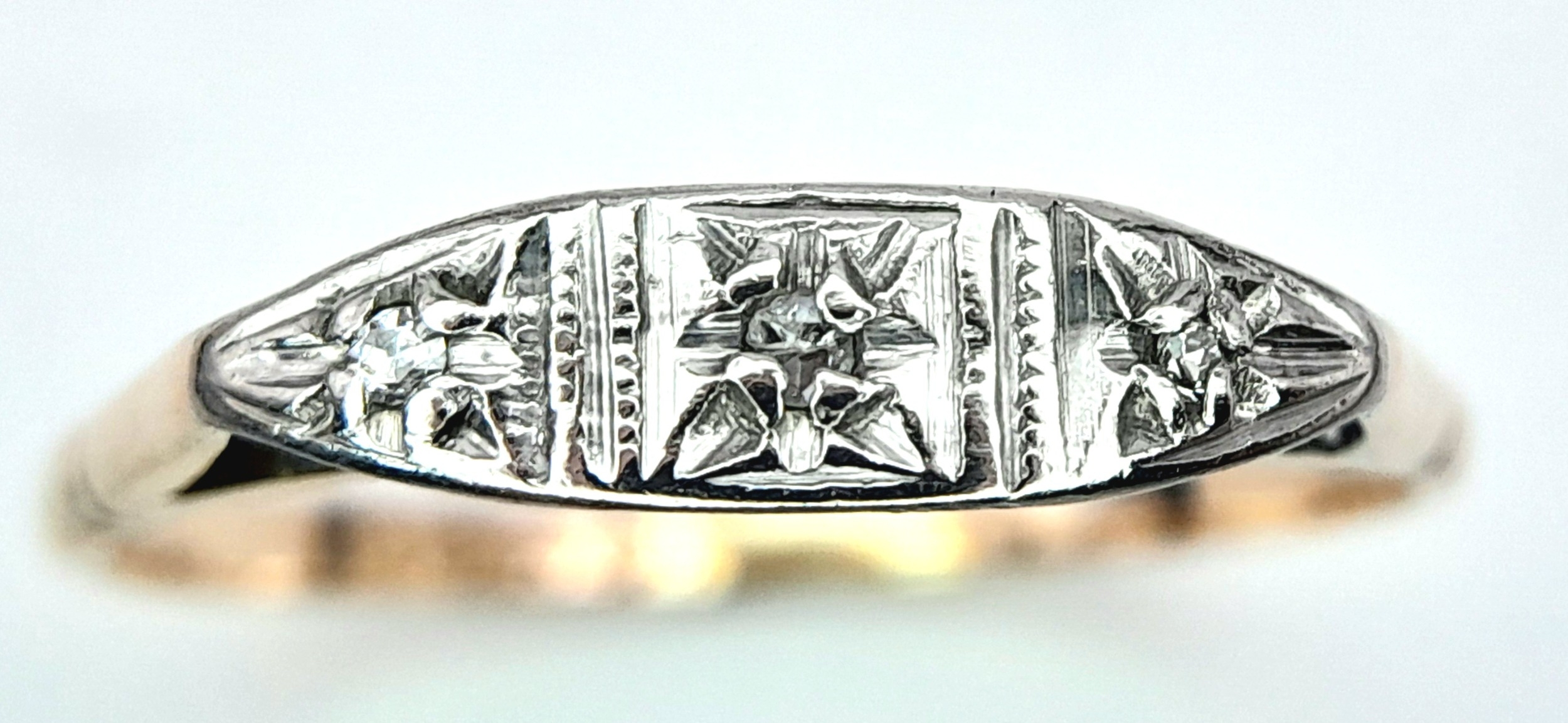 AN 18K YELLOW GOLD & PLATINUM 3 STONE VINTAGE DIAMOND RING. Size N, 1.3g total weight. Ref: SC 8062 - Image 4 of 6