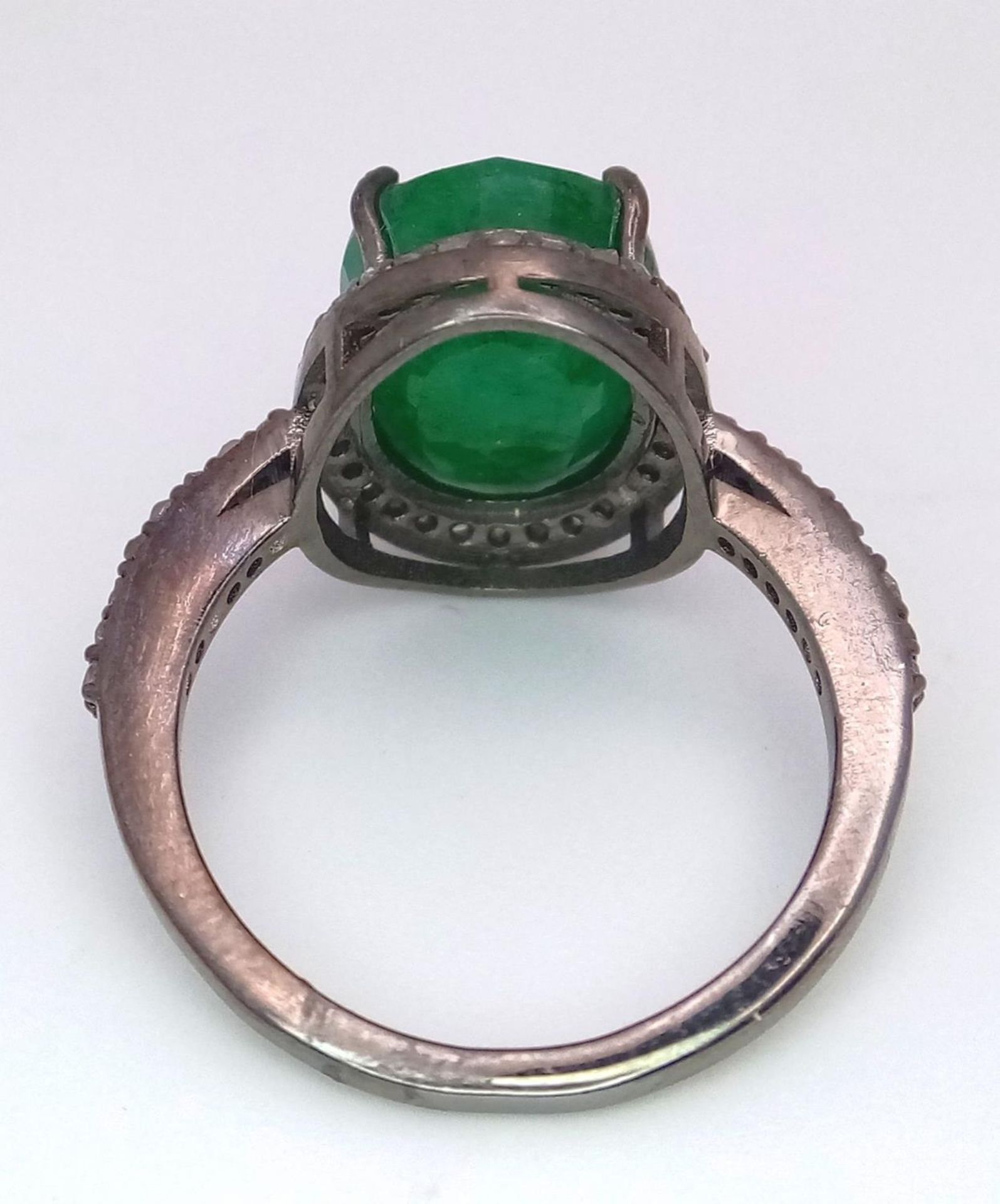 A 6.35ct Emerald Gemstone Ring with 0.50ctw of Diamond Accents. Set in 925 Silver. Size O. Ref: CD- - Bild 4 aus 5