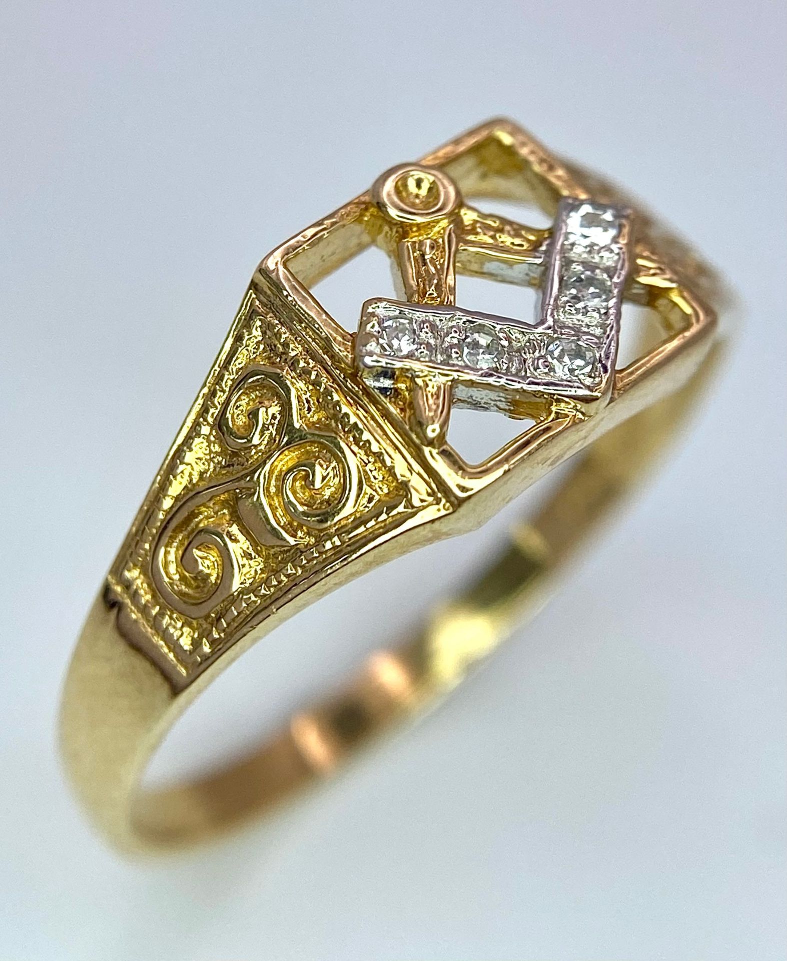 A 9K YELLOW GOLD DIAMOND SET MASONIC SYMBOL RING 2.7G SIZE U 1/2 SPAS 9017 - Bild 2 aus 6