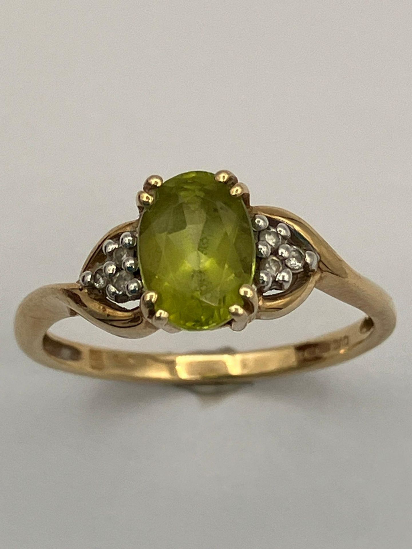 QVC 9 carat GOLD and PERIDOT RING. Full UK hallmark.Complete with ring box.1.6 grams. Size J - J 1/ - Image 2 of 3