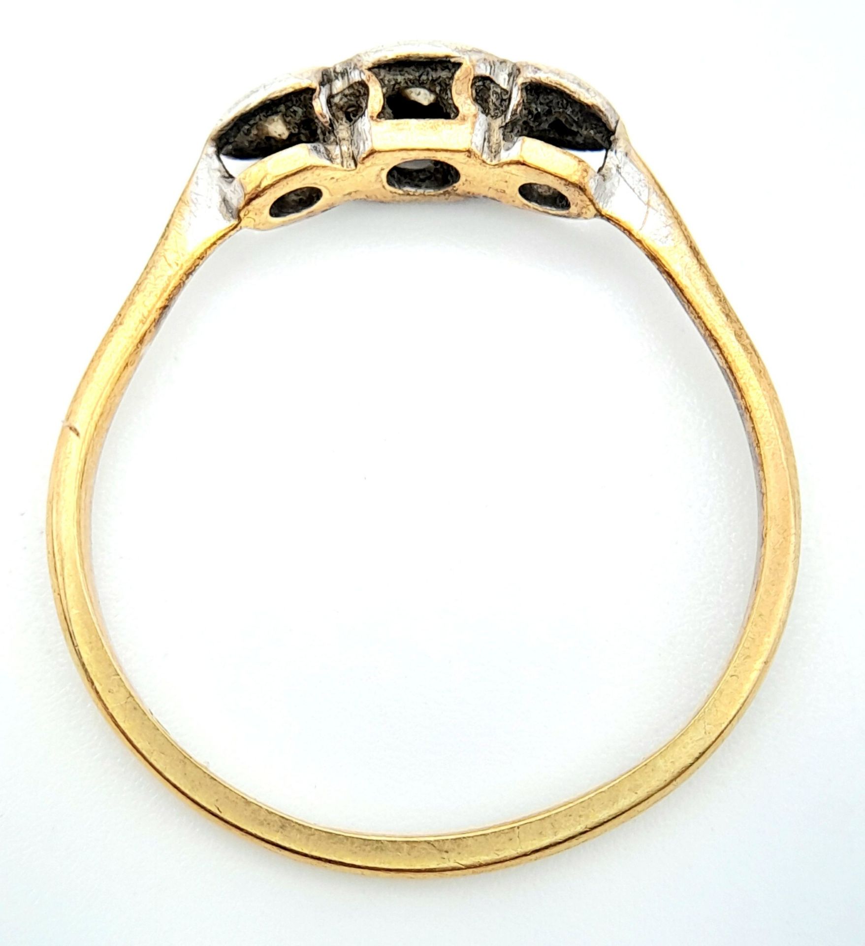 An antique 18 K yellow and white gold ring with a trilogy of diamonds, size: S, weight: 2.3 g. - Image 2 of 6