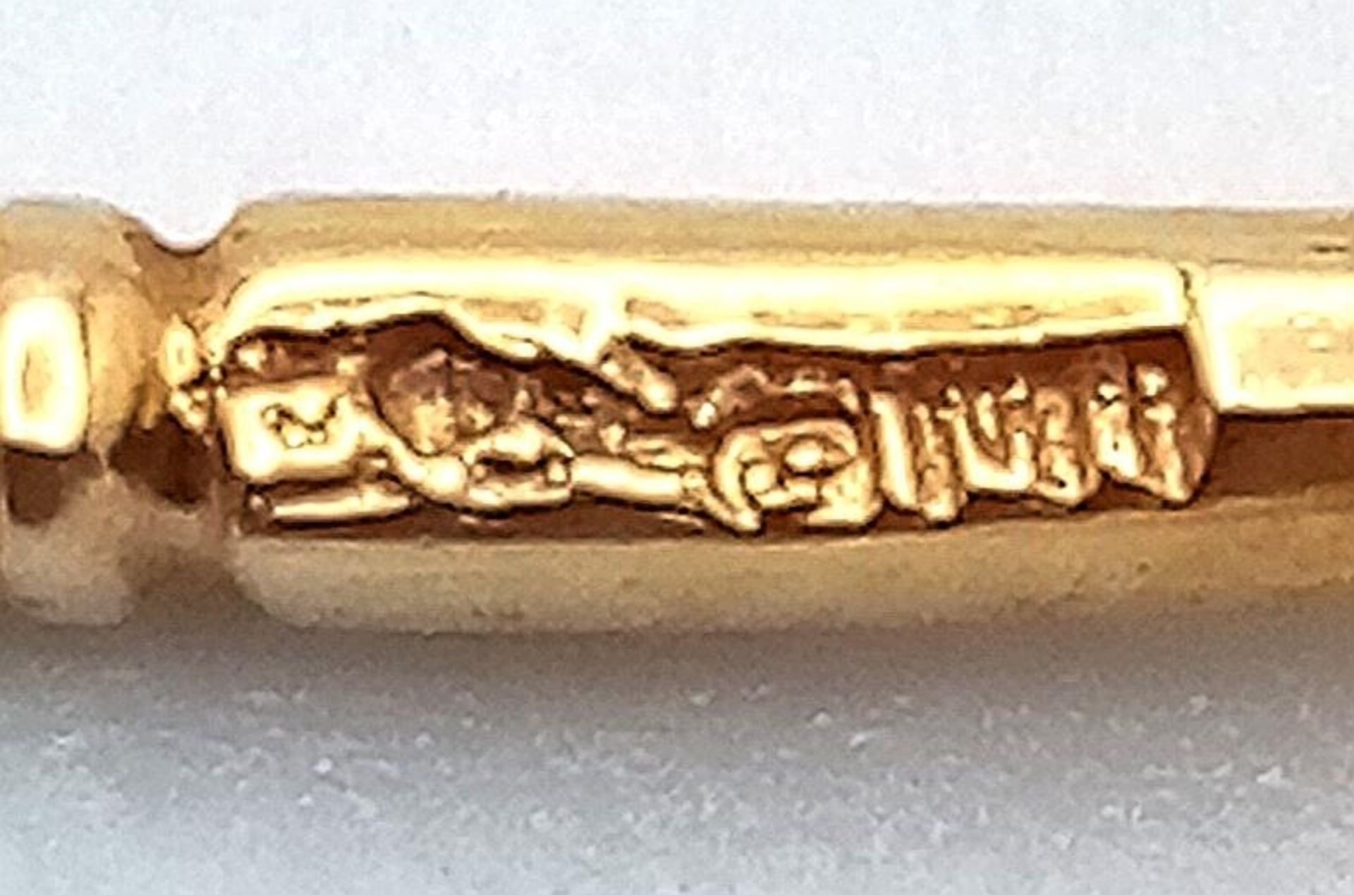 A 14K (TESTED) YELLOW GOLD VIKING DOUBLE AXE CHARM. 22m length, 2.2g weight. Ref: SC 9034 - Bild 3 aus 4