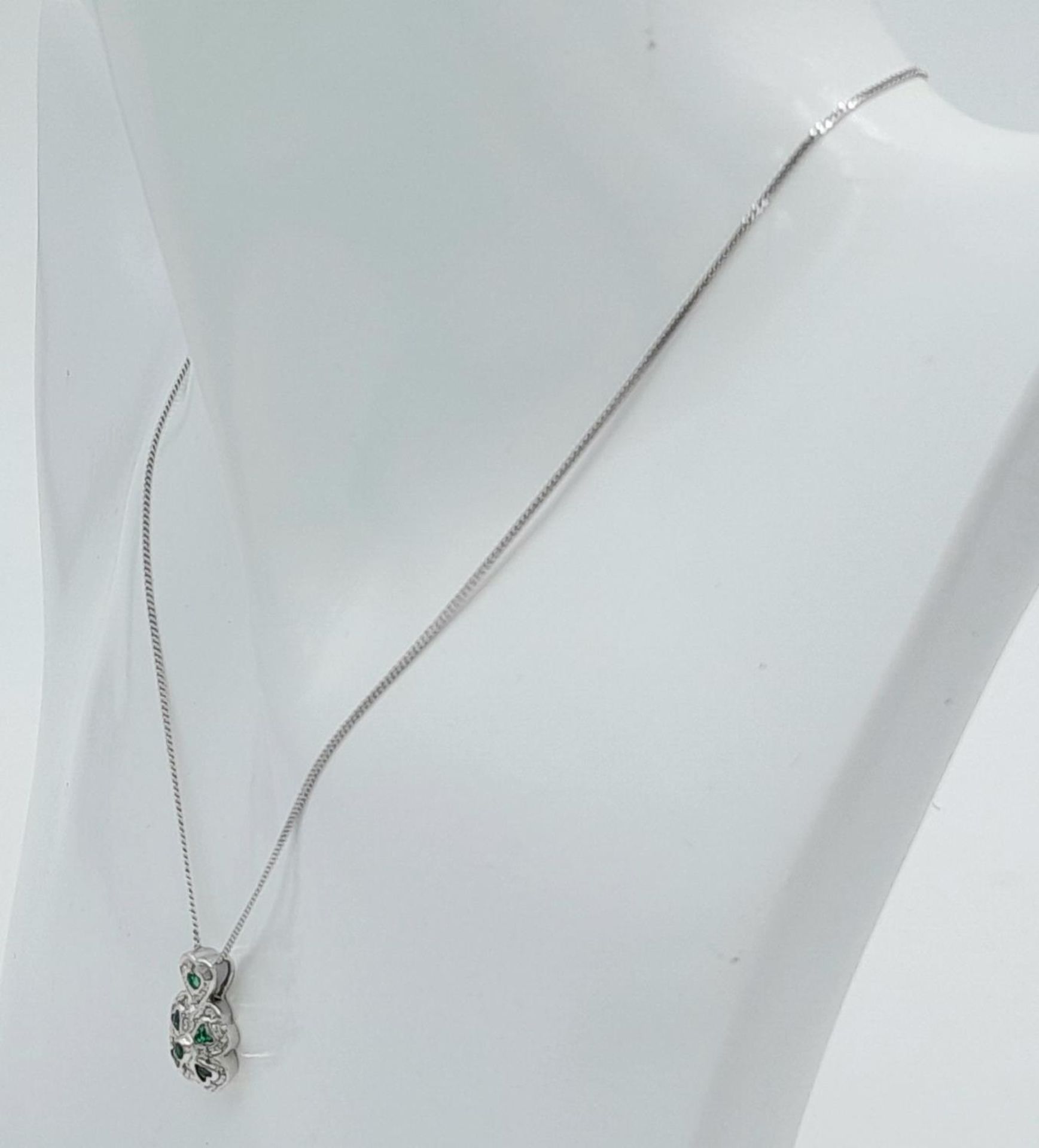 A 9K White Gold Emerald Clover Pendant on Necklace. Comes with presentation case. 1.4cm pendant, - Image 3 of 8