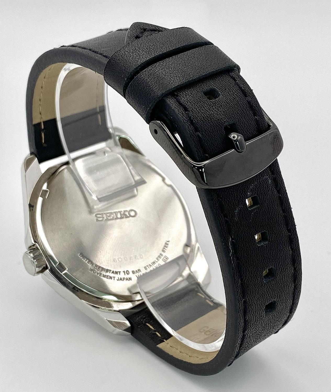 A Seiko Solar Gents Watch. Black leather strap. Stainless steel case - 44mm. Black dial with day/ - Image 5 of 7